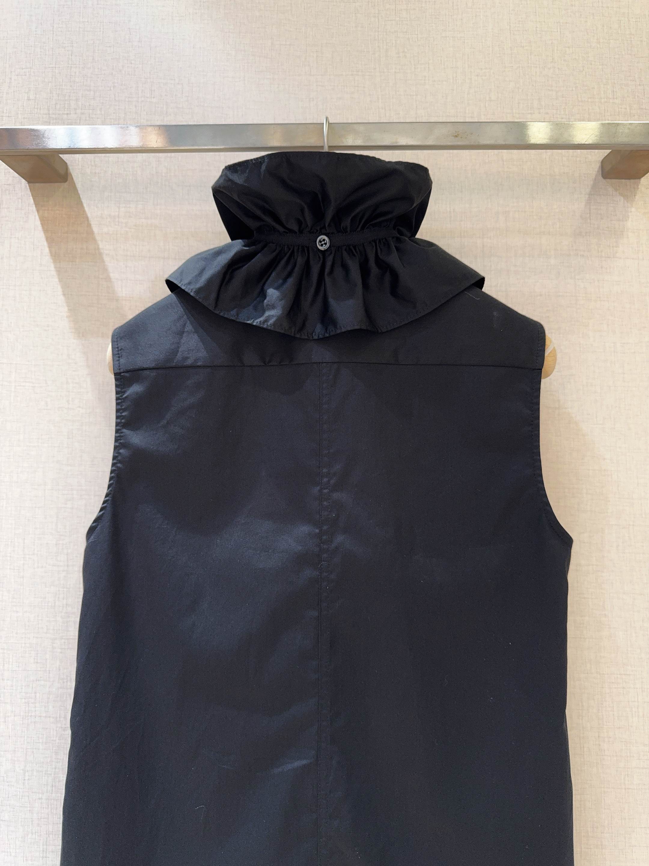 D家25秋冬新款背心衬衣～这款无袖背心颇具设计感，领口处有着精致的木耳边装饰，且木耳边领子具备可拆卸的特