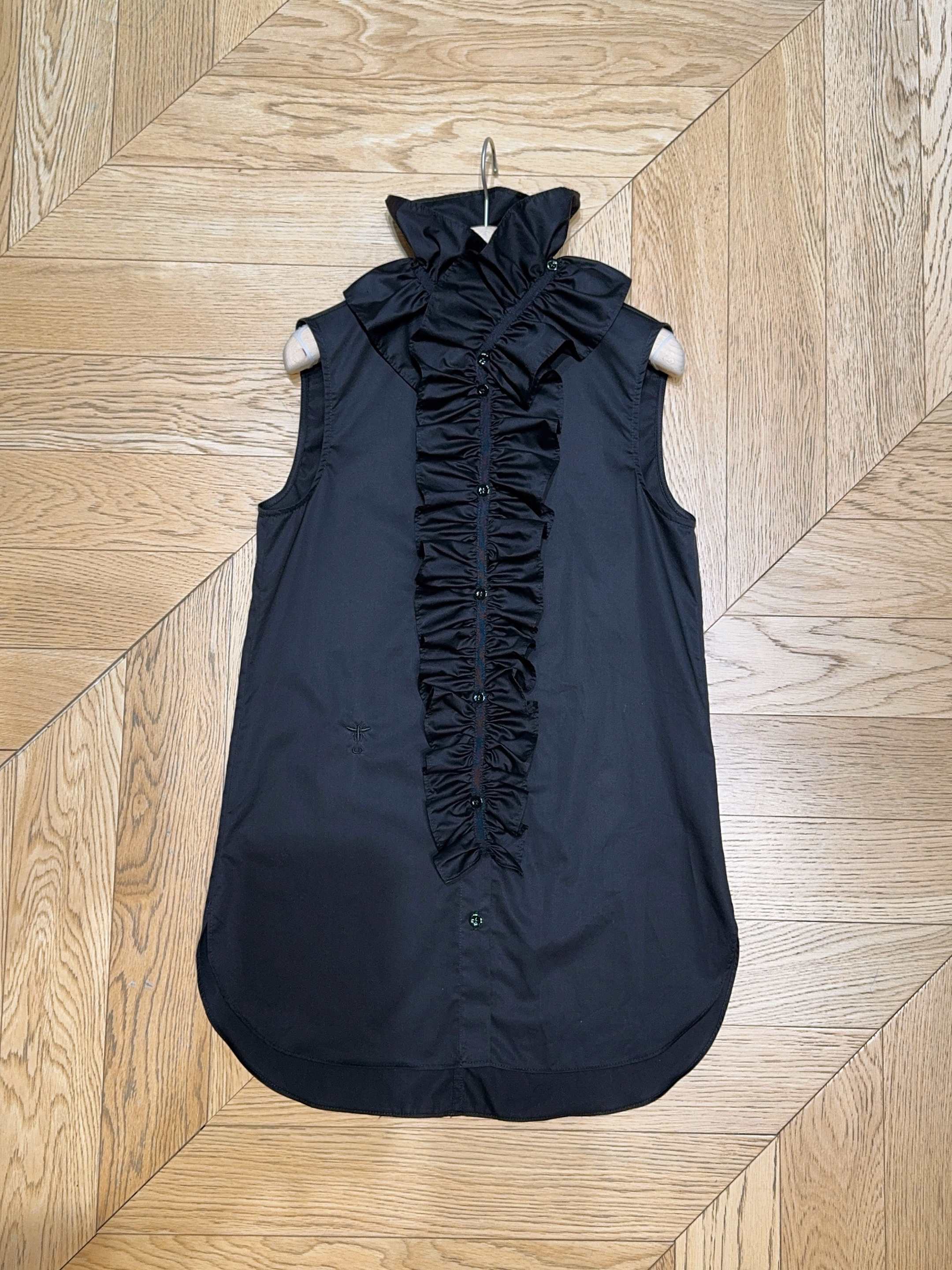 D家25秋冬新款背心衬衣～这款无袖背心颇具设计感，领口处有着精致的木耳边装饰，且木耳边领子具备可拆卸的特