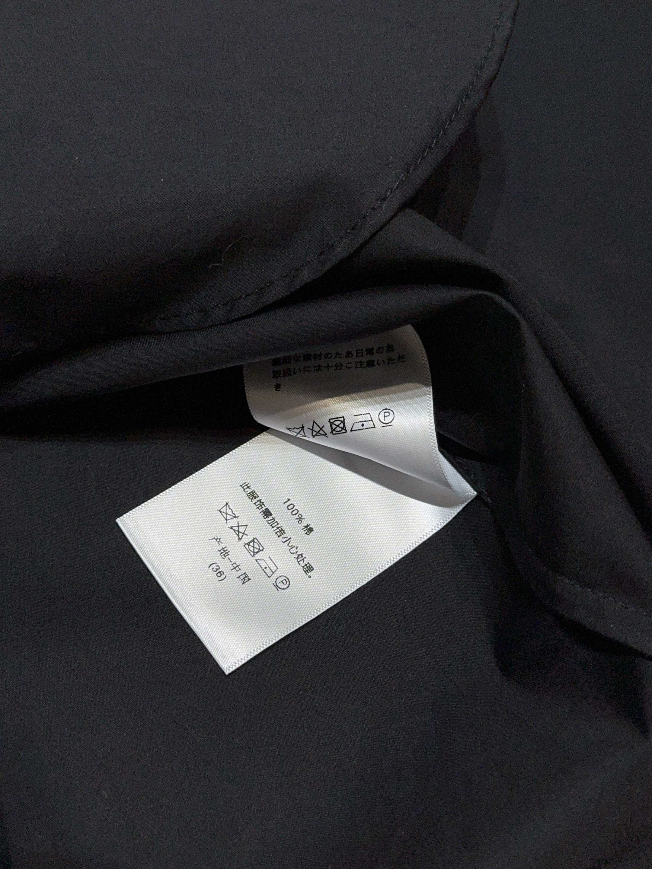 D家25秋冬新款背心衬衣～这款无袖背心颇具设计感，领口处有着精致的木耳边装饰，且木耳边领子具备可拆卸的特