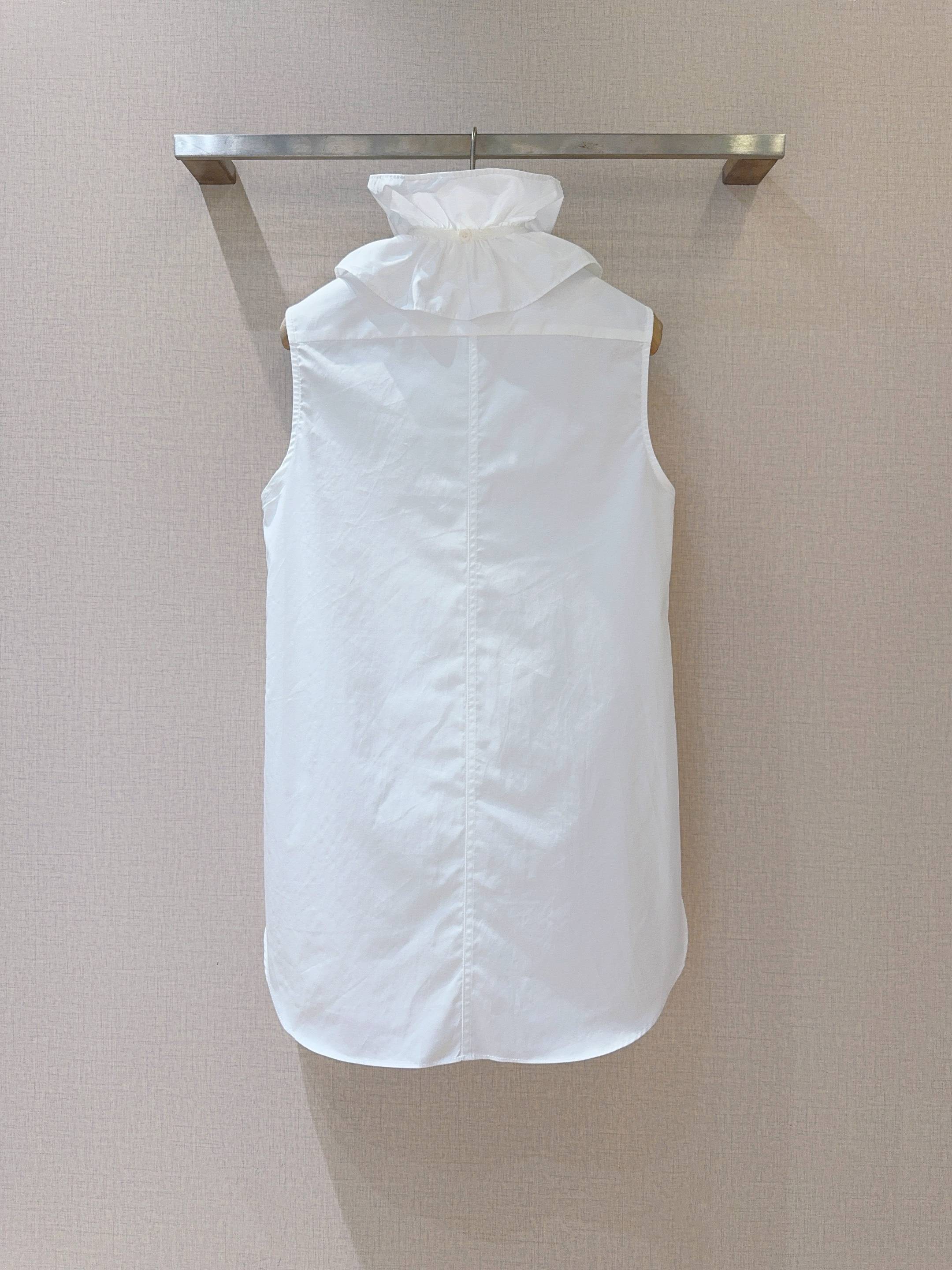 D家25秋冬新款背心衬衣～这款无袖背心颇具设计感，领口处有着精致的木耳边装饰，且木耳边领子具备可拆卸的特