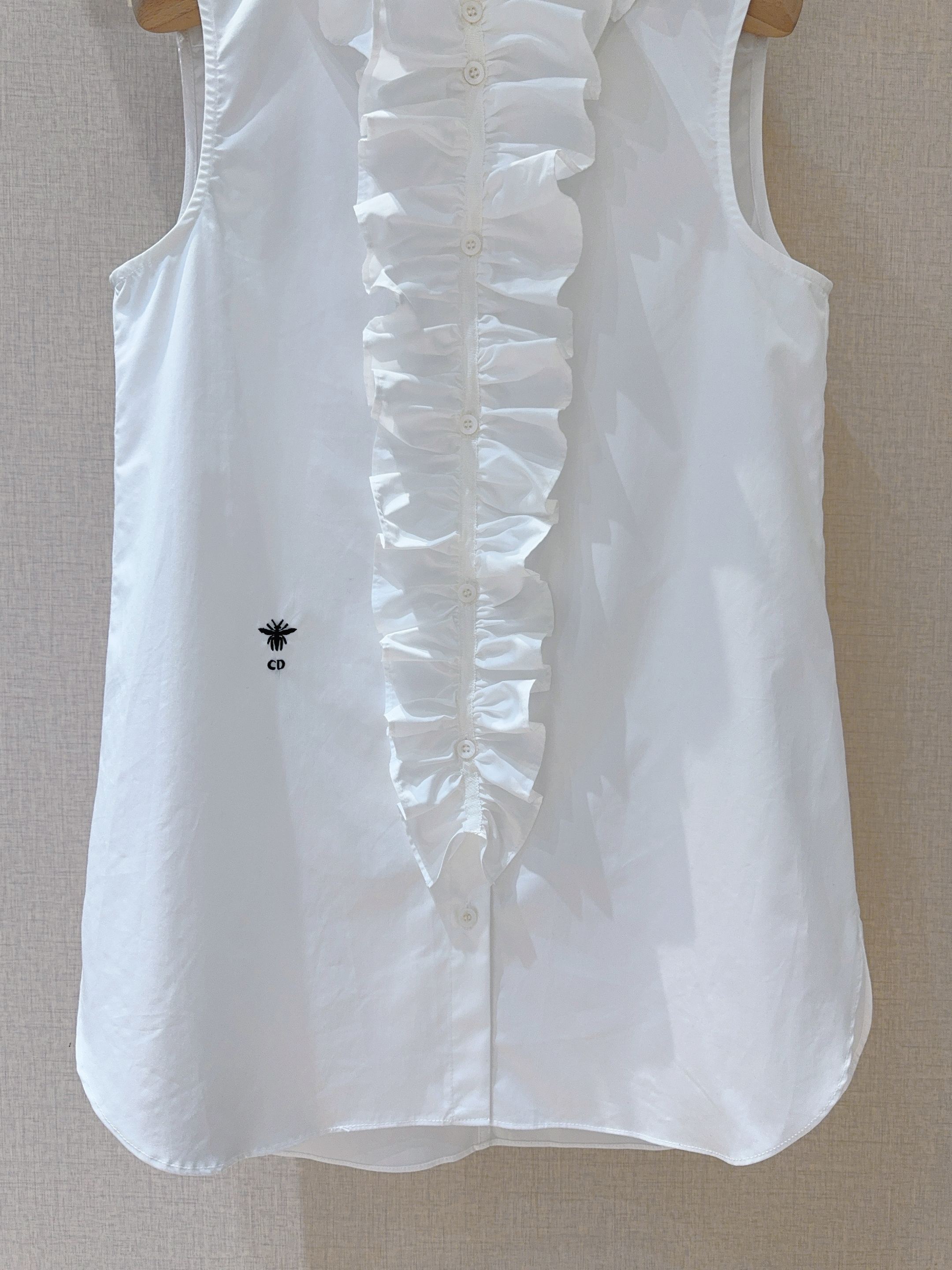 D家25秋冬新款背心衬衣～这款无袖背心颇具设计感，领口处有着精致的木耳边装饰，且木耳边领子具备可拆卸的特