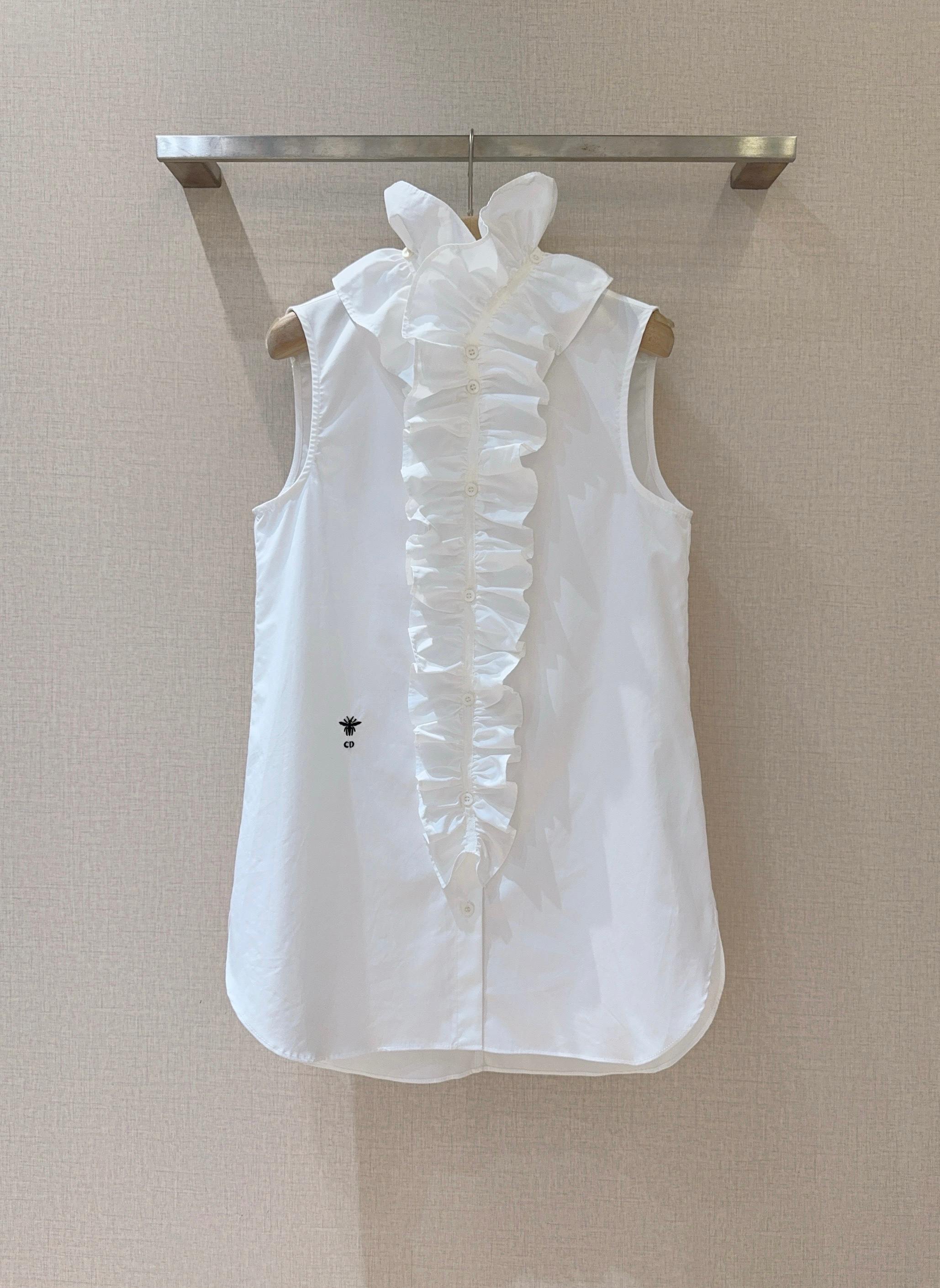 D家25秋冬新款背心衬衣～这款无袖背心颇具设计感，领口处有着精致的木耳边装饰，且木耳边领子具备可拆卸的特