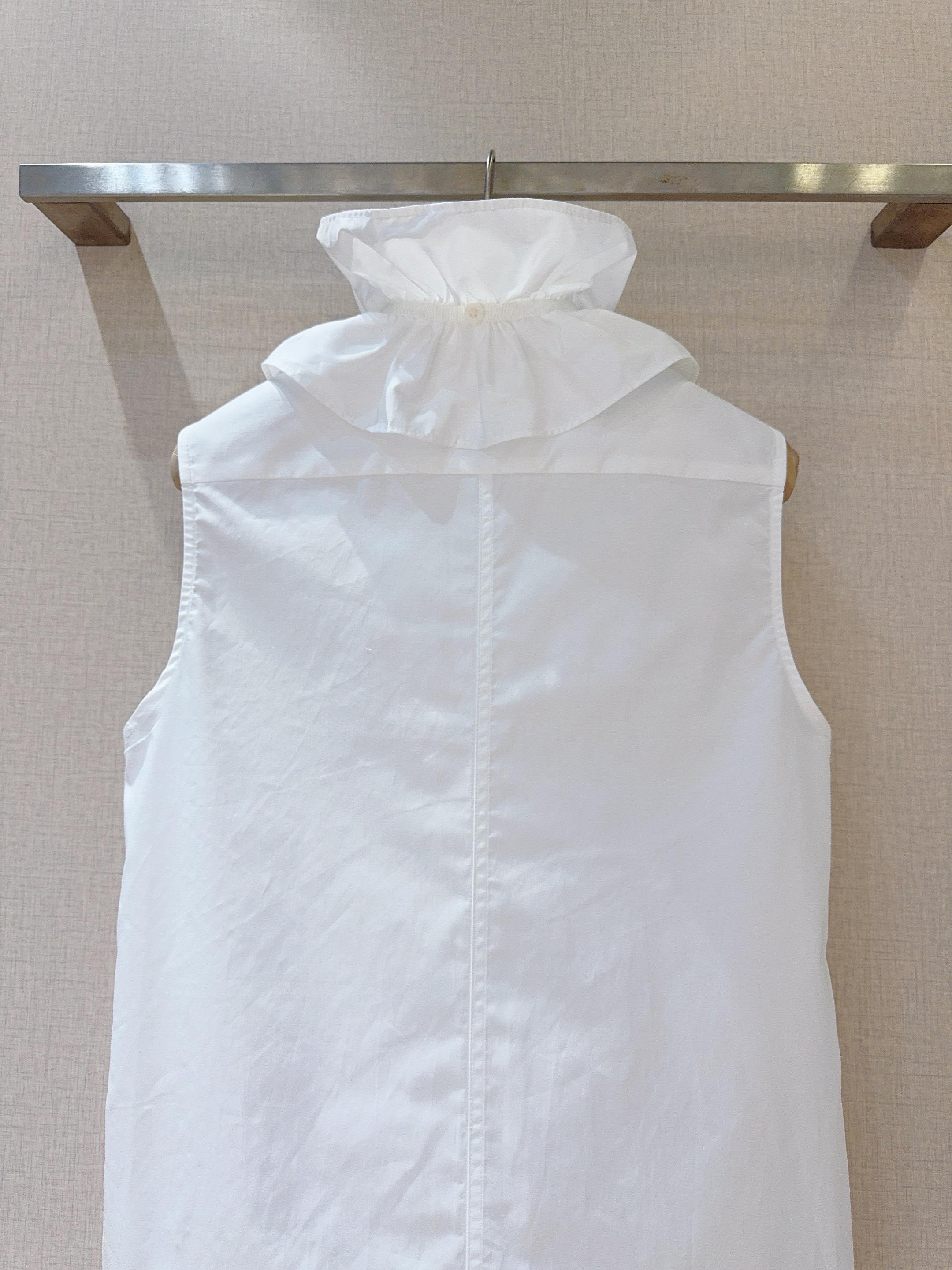 D家25秋冬新款背心衬衣～这款无袖背心颇具设计感，领口处有着精致的木耳边装饰，且木耳边领子具备可拆卸的特