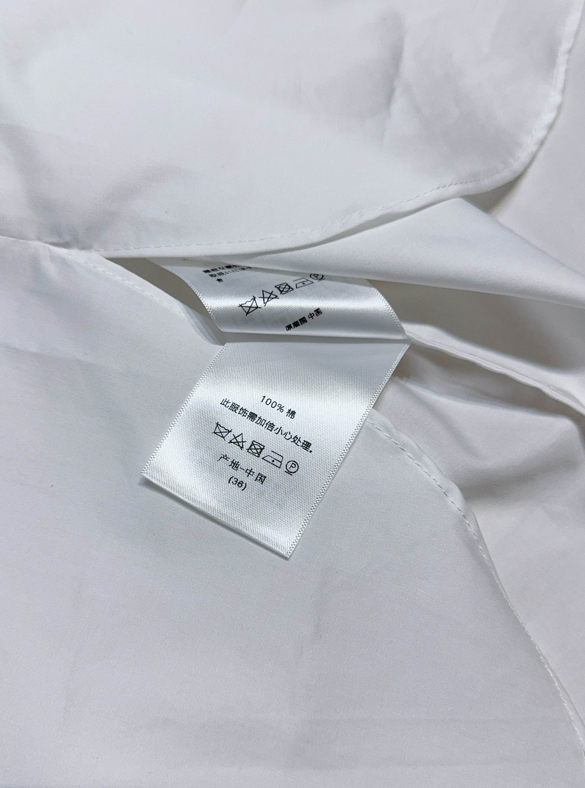 D家25秋冬新款背心衬衣～这款无袖背心颇具设计感，领口处有着精致的木耳边装饰，且木耳边领子具备可拆卸的特