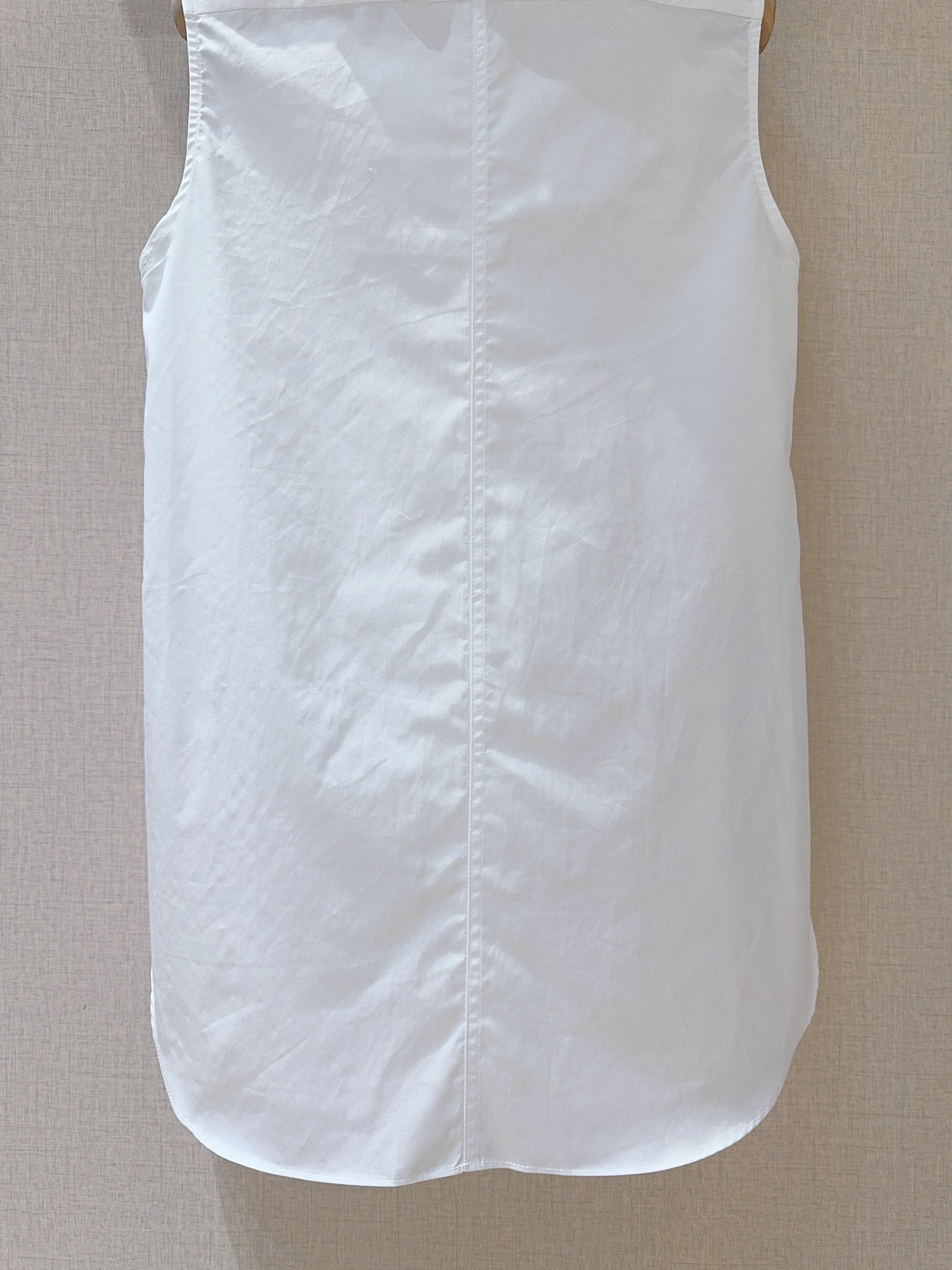 D家25秋冬新款背心衬衣～这款无袖背心颇具设计感，领口处有着精致的木耳边装饰，且木耳边领子具备可拆卸的特