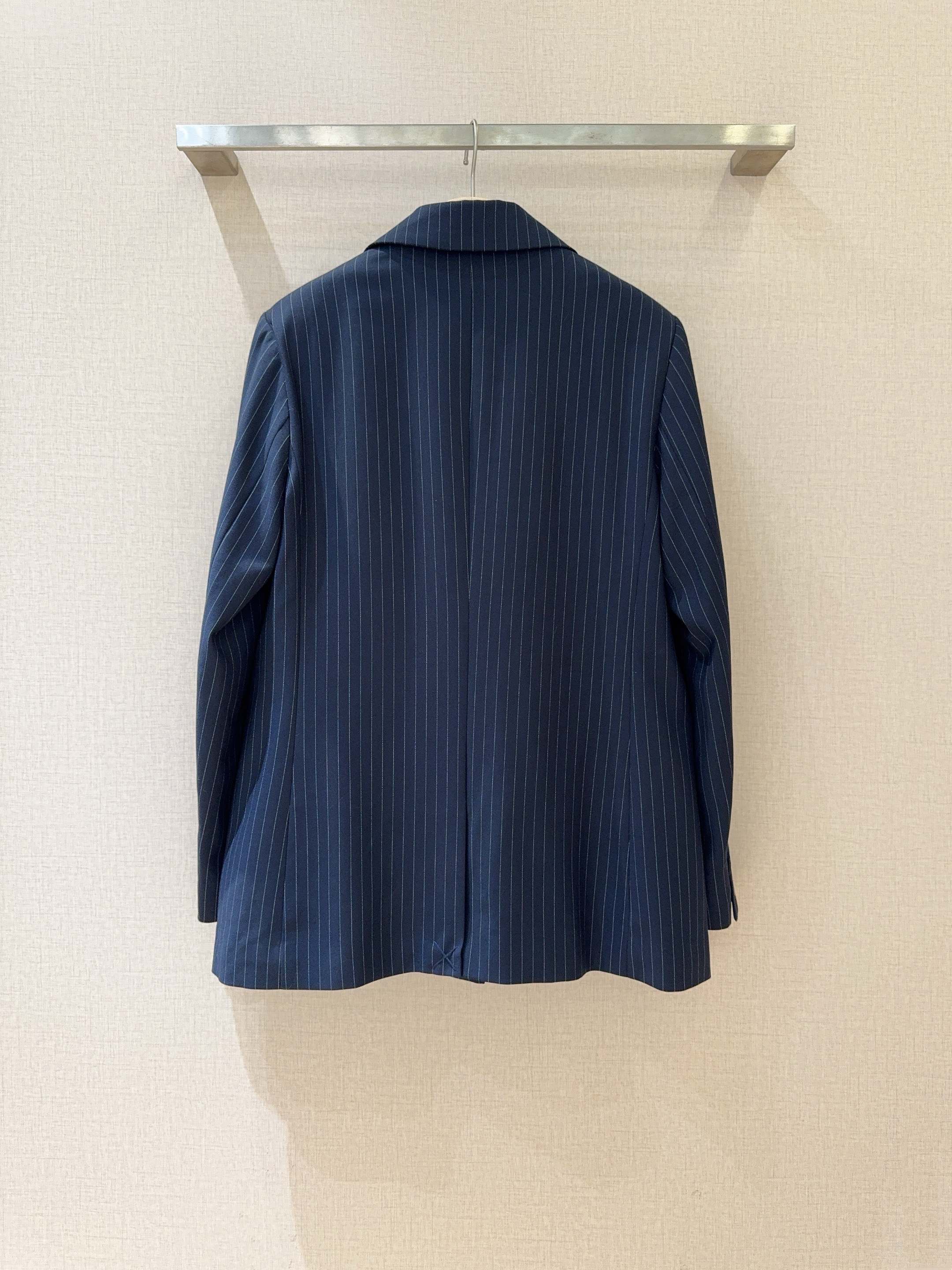 Tanya Tayl*o*r 新品推荐……细条纹西装外套，经典戗驳领设计，领口处缀有精致花朵手工钉珠刺绣