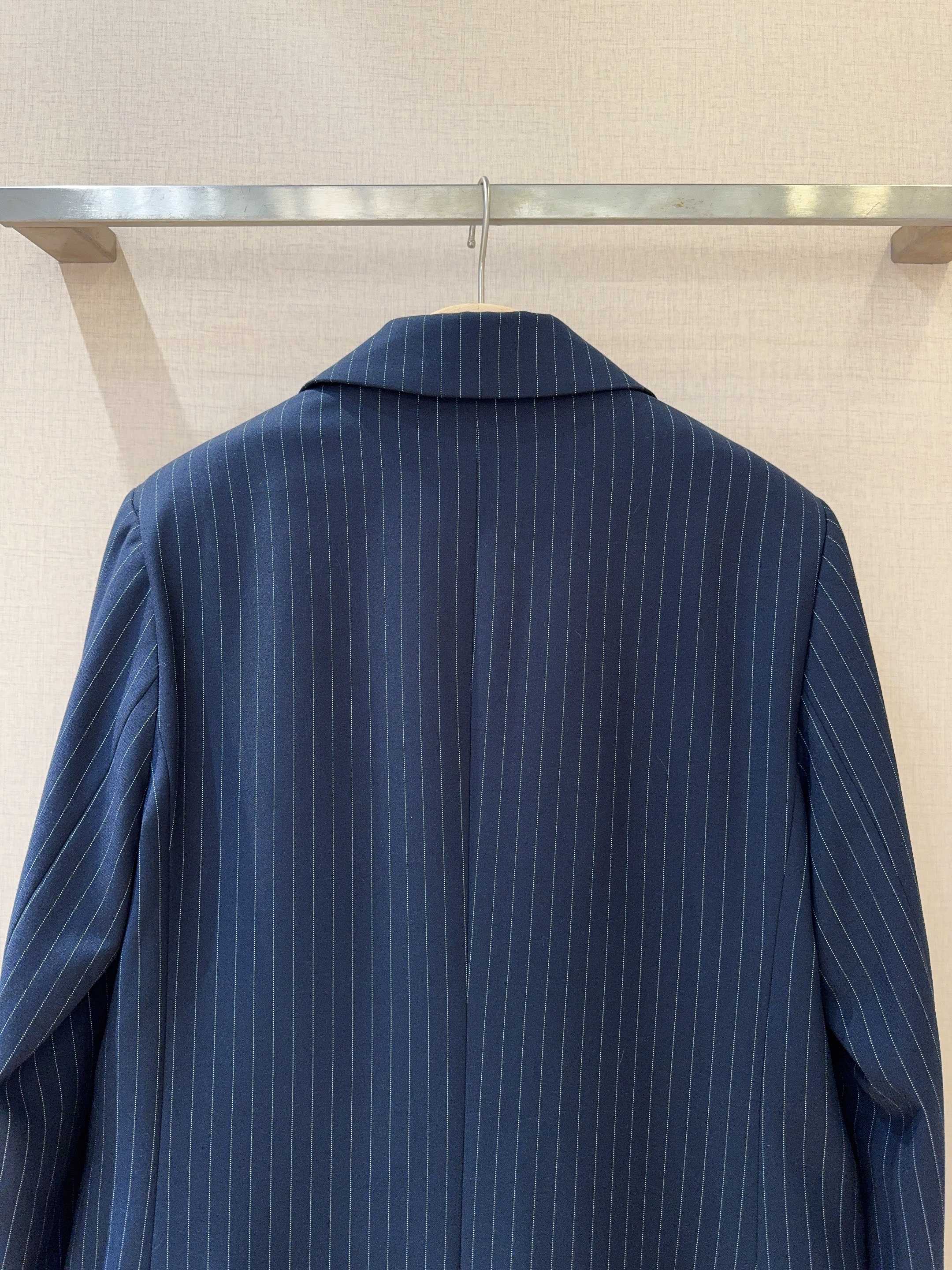 Tanya Tayl*o*r 新品推荐……细条纹西装外套，经典戗驳领设计，领口处缀有精致花朵手工钉珠刺绣