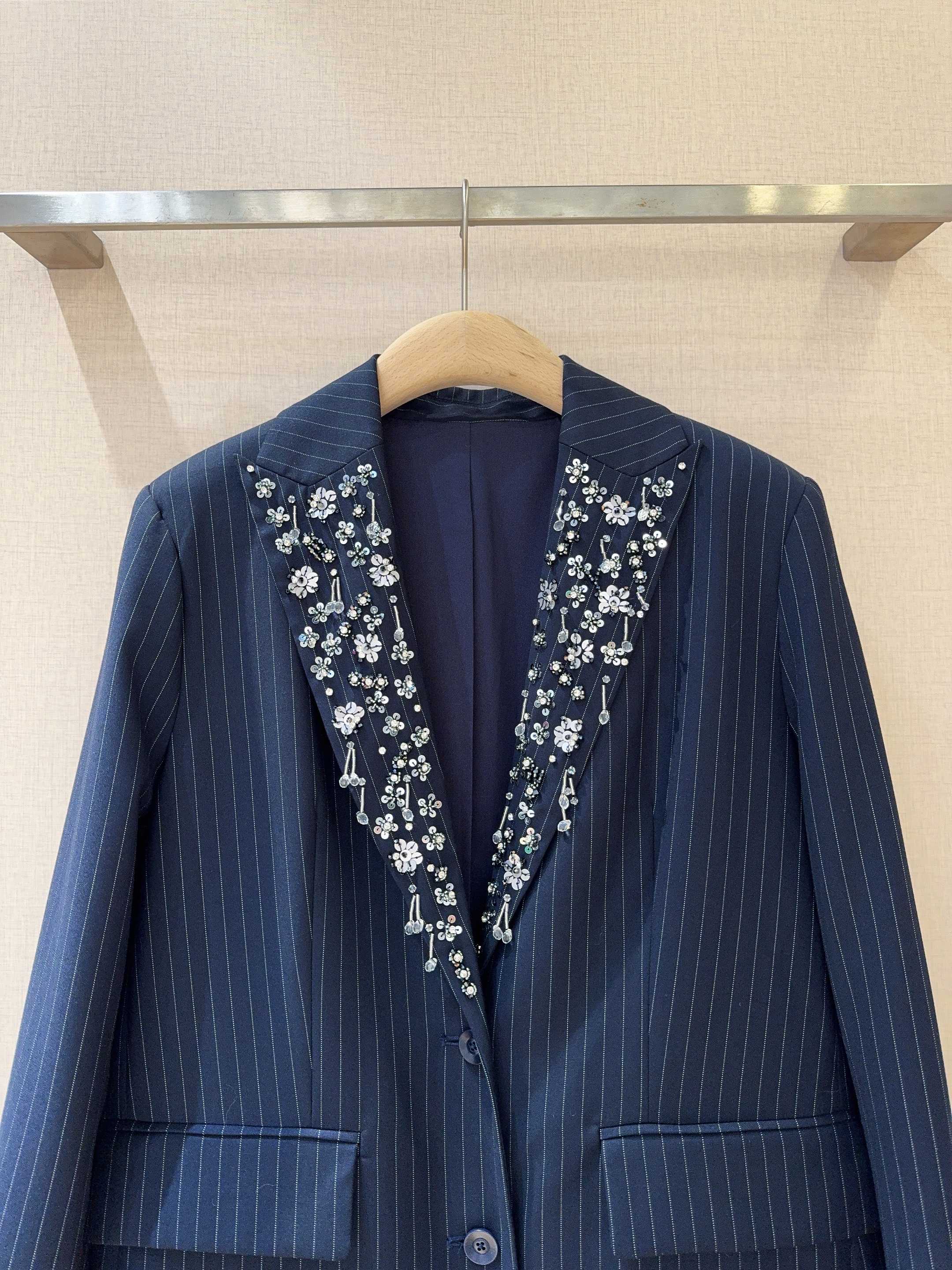 Tanya Tayl*o*r 新品推荐……细条纹西装外套，经典戗驳领设计，领口处缀有精致花朵手工钉珠刺绣