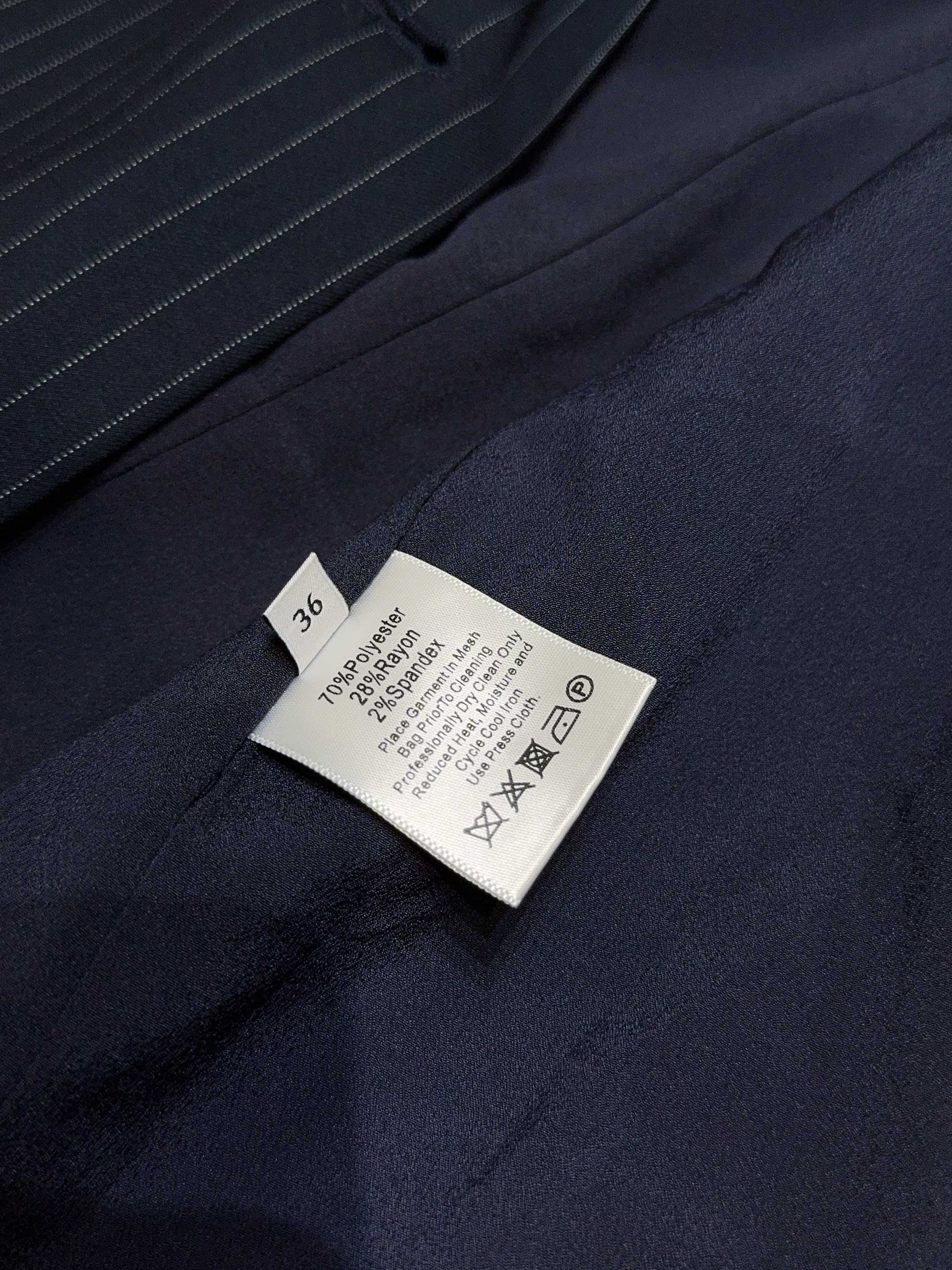 Tanya Tayl*o*r 新品推荐……细条纹西装外套，经典戗驳领设计，领口处缀有精致花朵手工钉珠刺绣