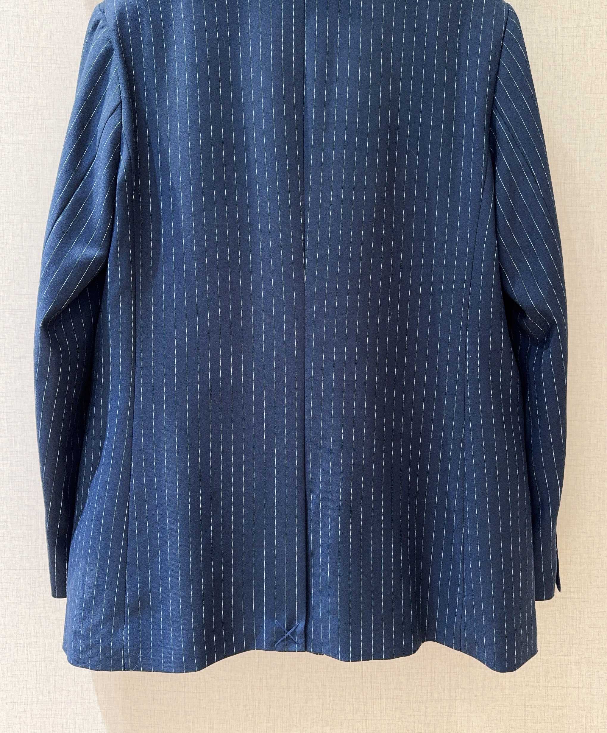 Tanya Tayl*o*r 新品推荐……细条纹西装外套，经典戗驳领设计，领口处缀有精致花朵手工钉珠刺绣