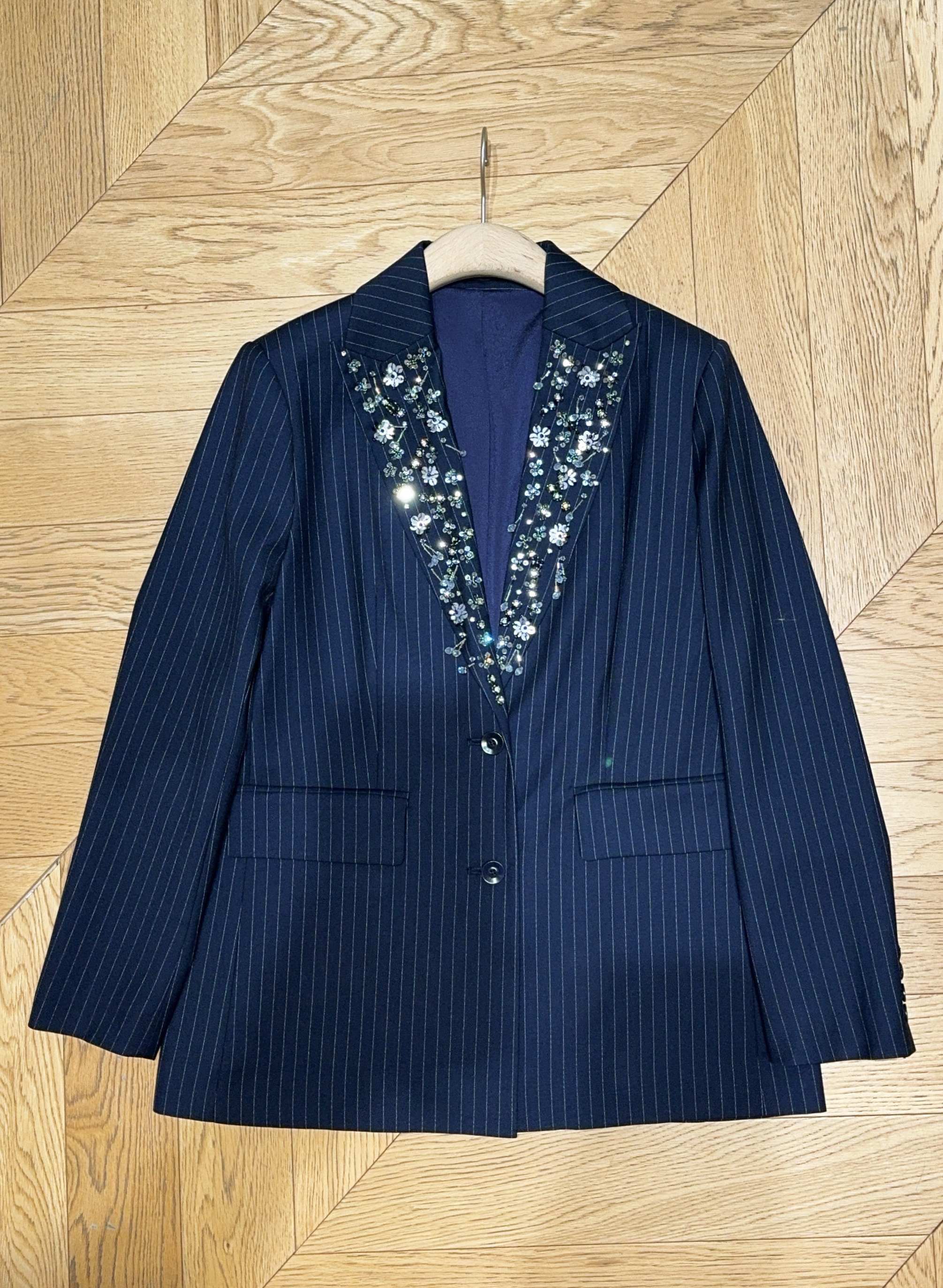 Tanya Tayl*o*r 新品推荐……细条纹西装外套，经典戗驳领设计，领口处缀有精致花朵手工钉珠刺绣