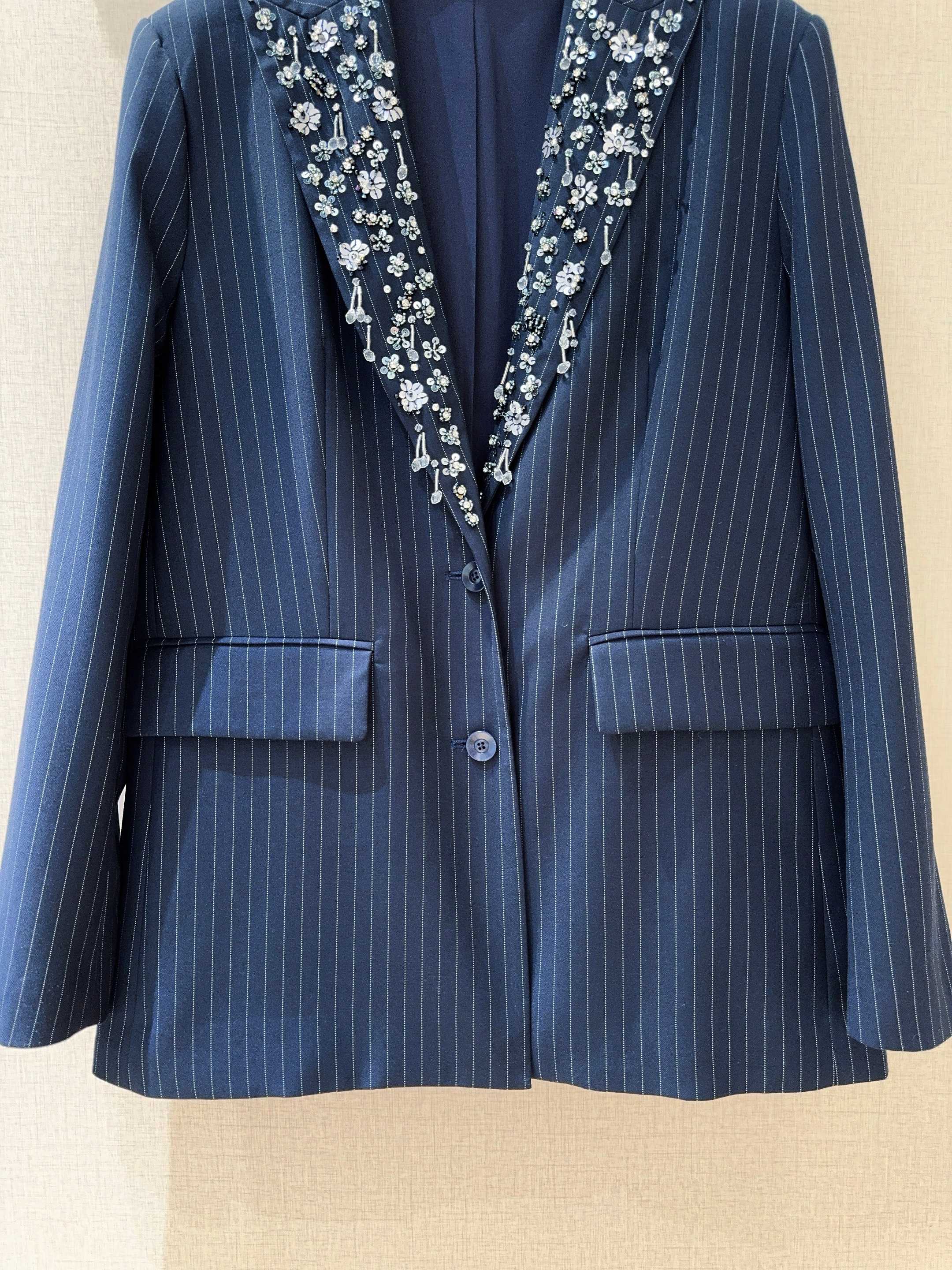 Tanya Tayl*o*r 新品推荐……细条纹西装外套，经典戗驳领设计，领口处缀有精致花朵手工钉珠刺绣