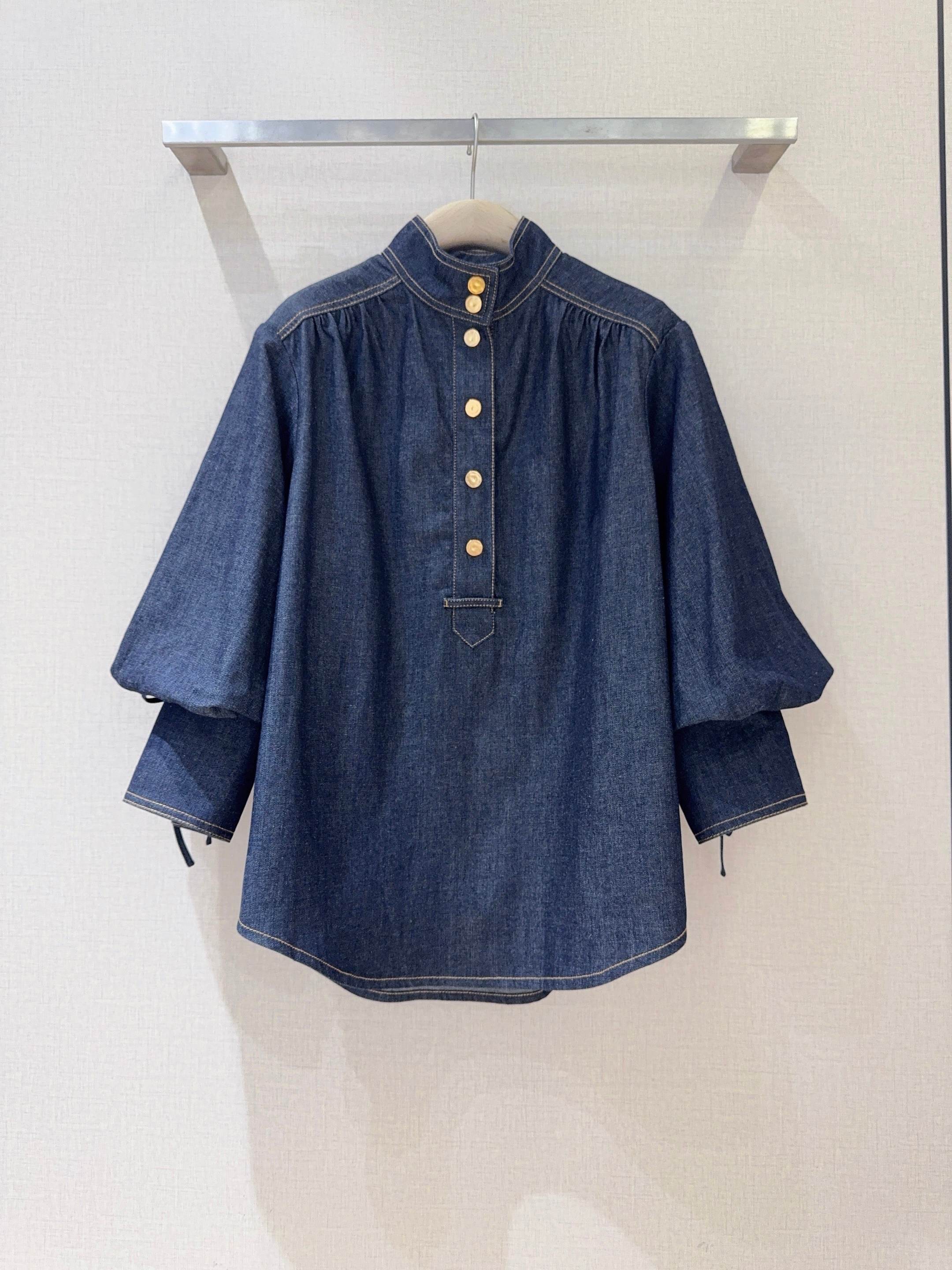 NO:677351,Z*I*M*M new product recommendation... Long-sleeved denim shirt, made of denim fabric, with a stand-up collar and a row of gold buttons on the front, adding a sense of sophistication. Lantern sleeve design, with thin ties at the cuffs, simple, fashionable and elegant. Size SMLXL, K251010,, Zimmerman-clothing, shirts,19860909Z*I*M*M 新品推荐…… 长袖牛仔衬衫,选用牛仔布面料制成,采用立领领型,前襟有一排金色纽扣装饰,增添精致感. 灯笼袖设计,袖口设有细系带,简约时尚而不失优雅. 码数SMLXL,K251010,,兹默曼-服装,shirts,,Women's clothing