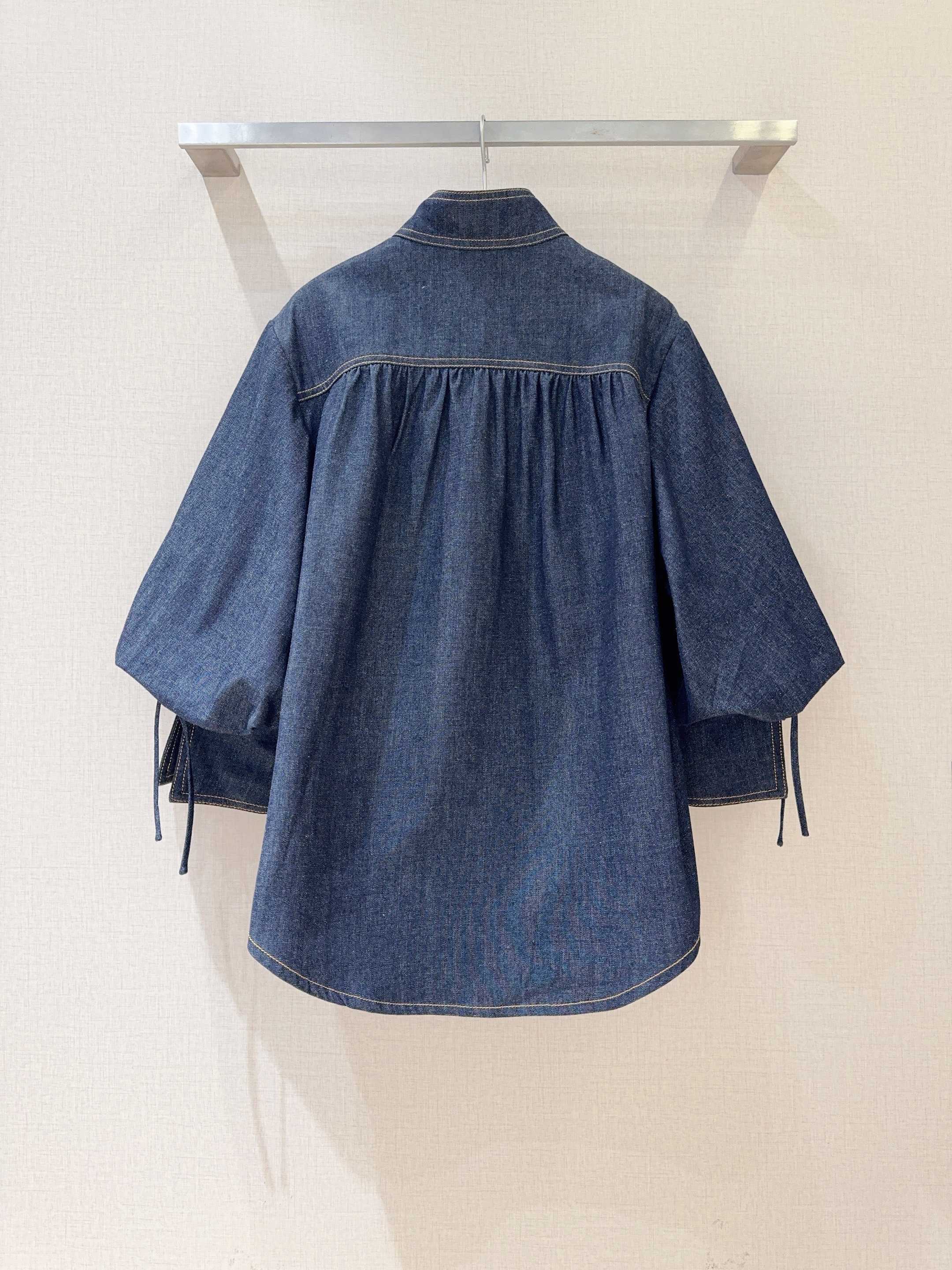 Z*I*M*M 新品推荐🆕❤️……长袖牛仔衬衫，选用牛仔布面料制成，采用立领领型，前襟有一排金色纽扣装饰