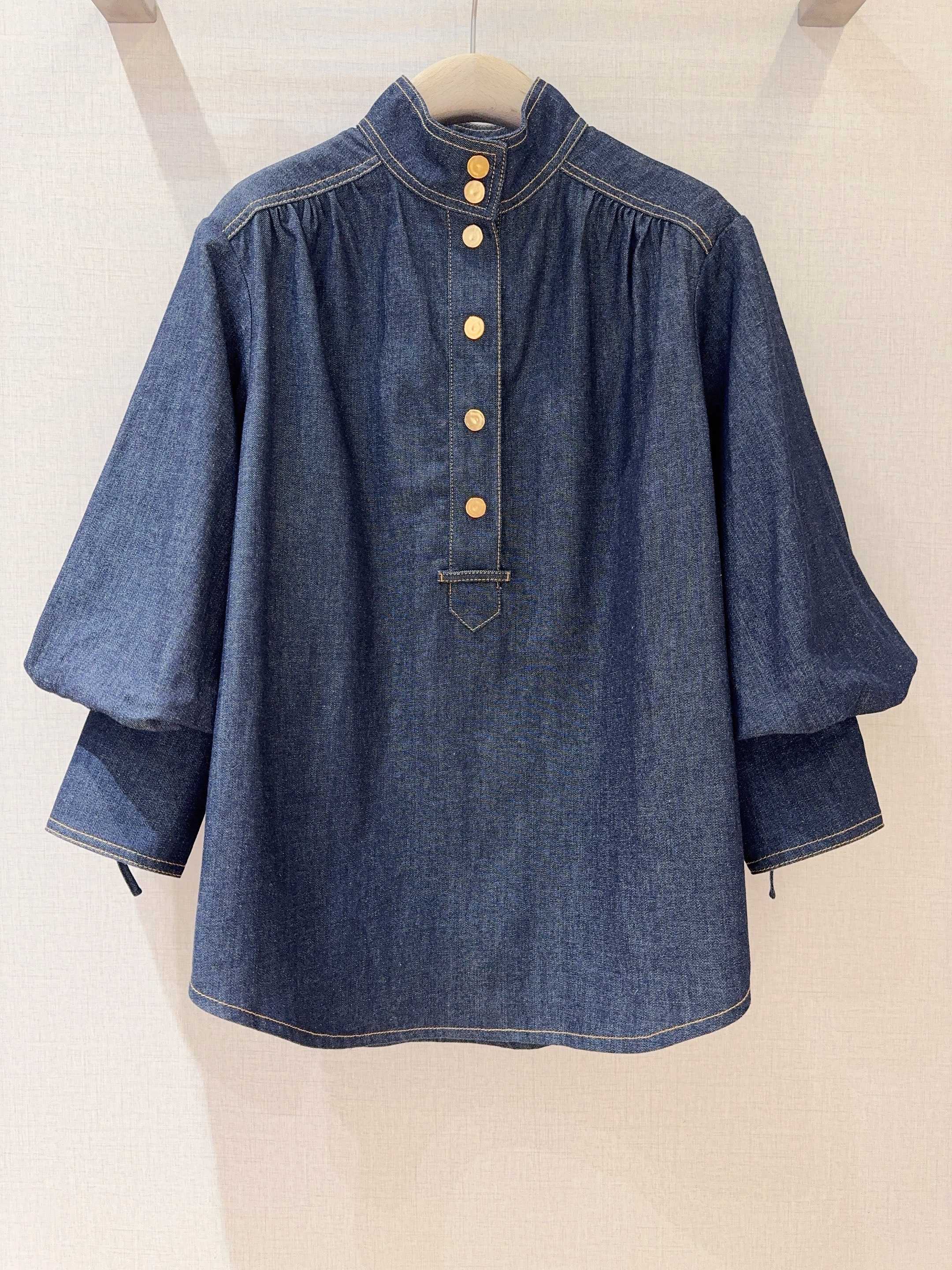 Z*I*M*M 新品推荐🆕❤️……长袖牛仔衬衫，选用牛仔布面料制成，采用立领领型，前襟有一排金色纽扣装饰