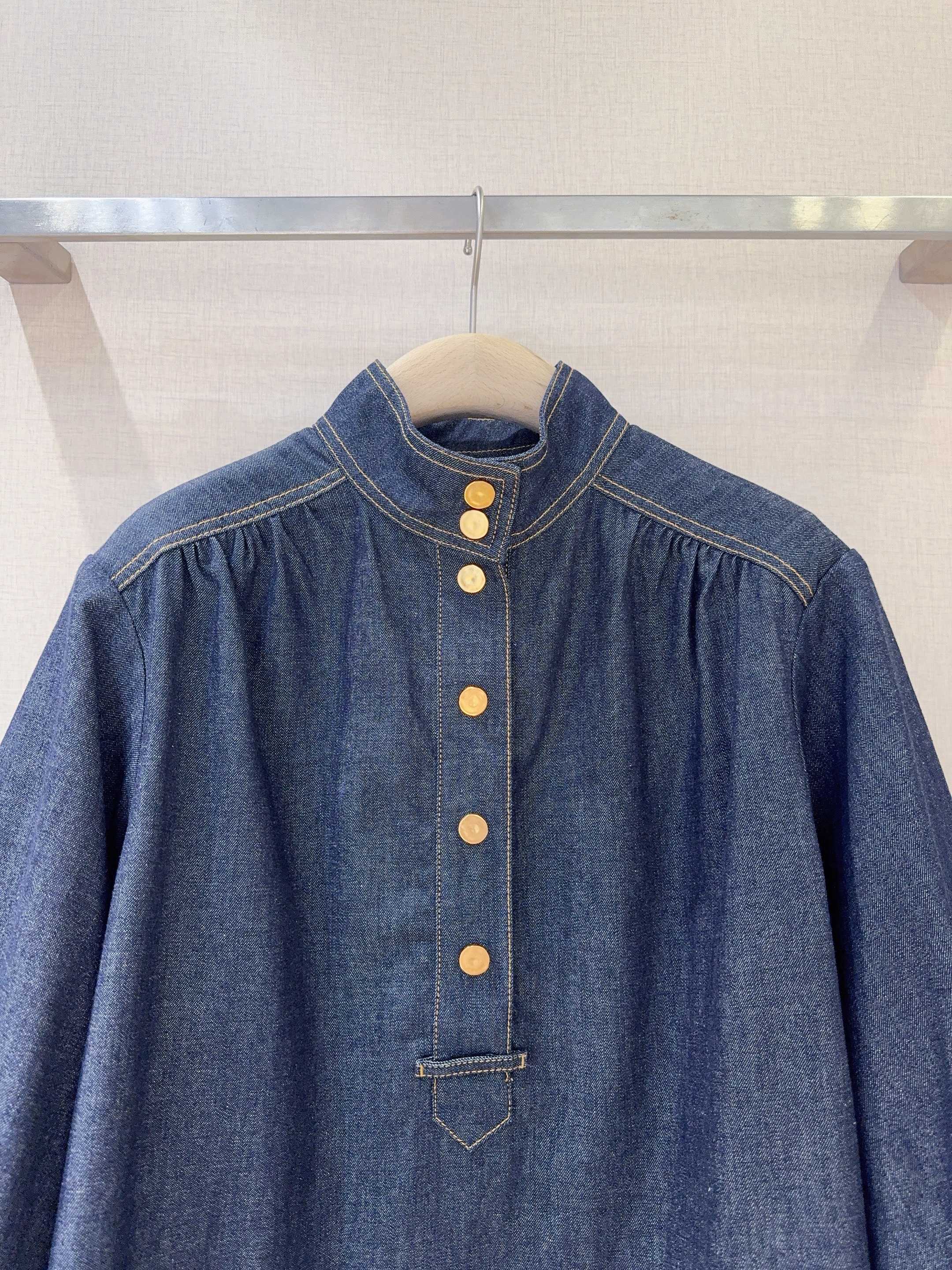 Z*I*M*M 新品推荐🆕❤️……长袖牛仔衬衫，选用牛仔布面料制成，采用立领领型，前襟有一排金色纽扣装饰
