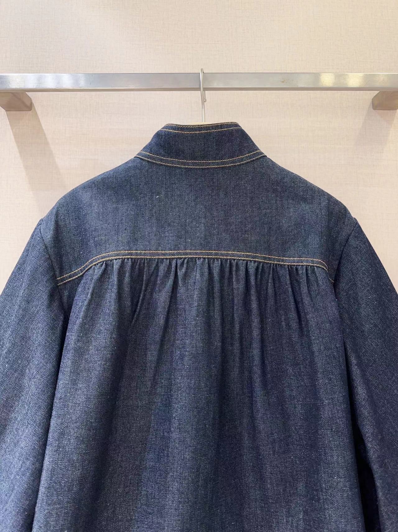 Z*I*M*M 新品推荐🆕❤️……长袖牛仔衬衫，选用牛仔布面料制成，采用立领领型，前襟有一排金色纽扣装饰