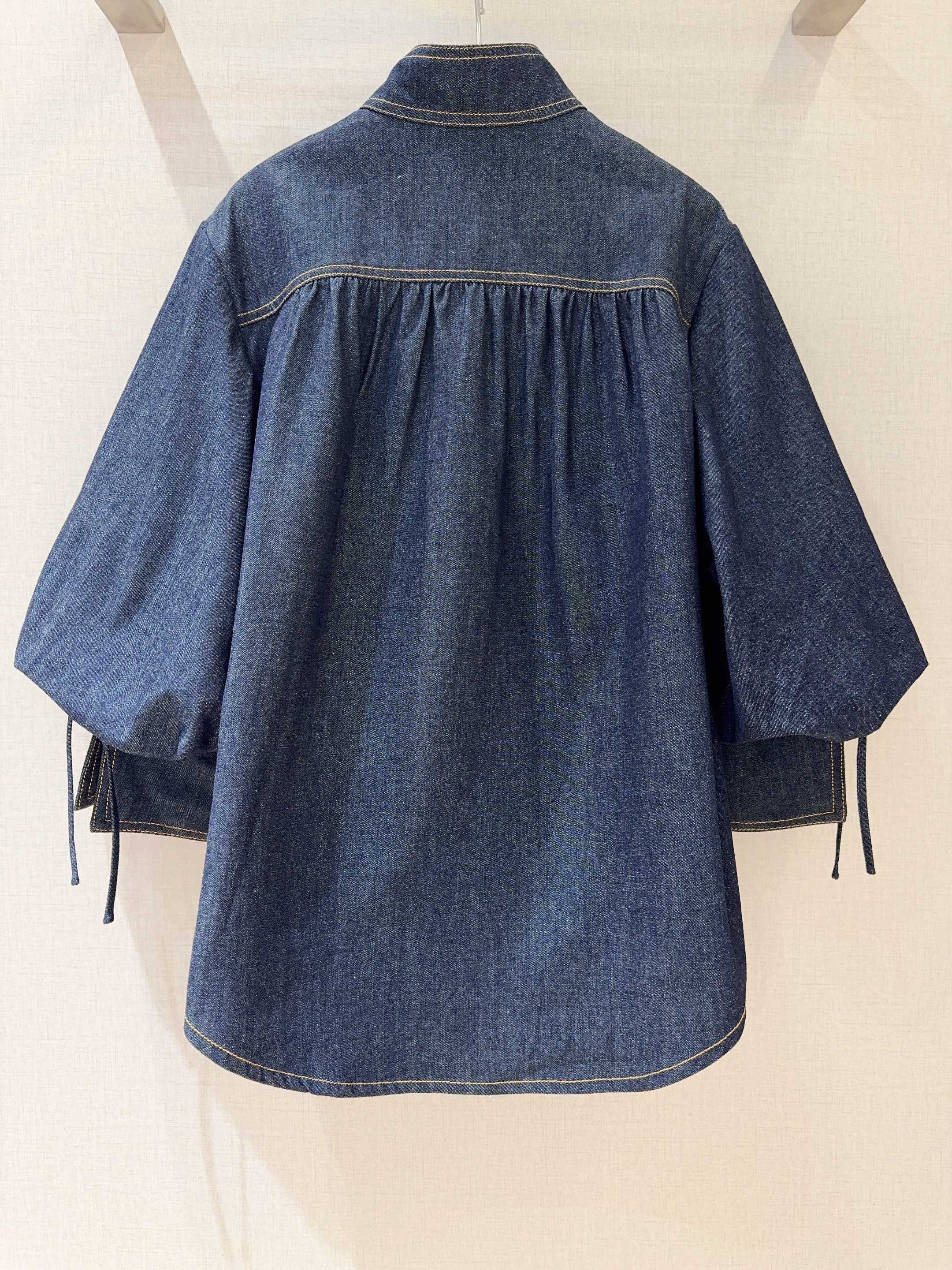 Z*I*M*M 新品推荐🆕❤️……长袖牛仔衬衫，选用牛仔布面料制成，采用立领领型，前襟有一排金色纽扣装饰