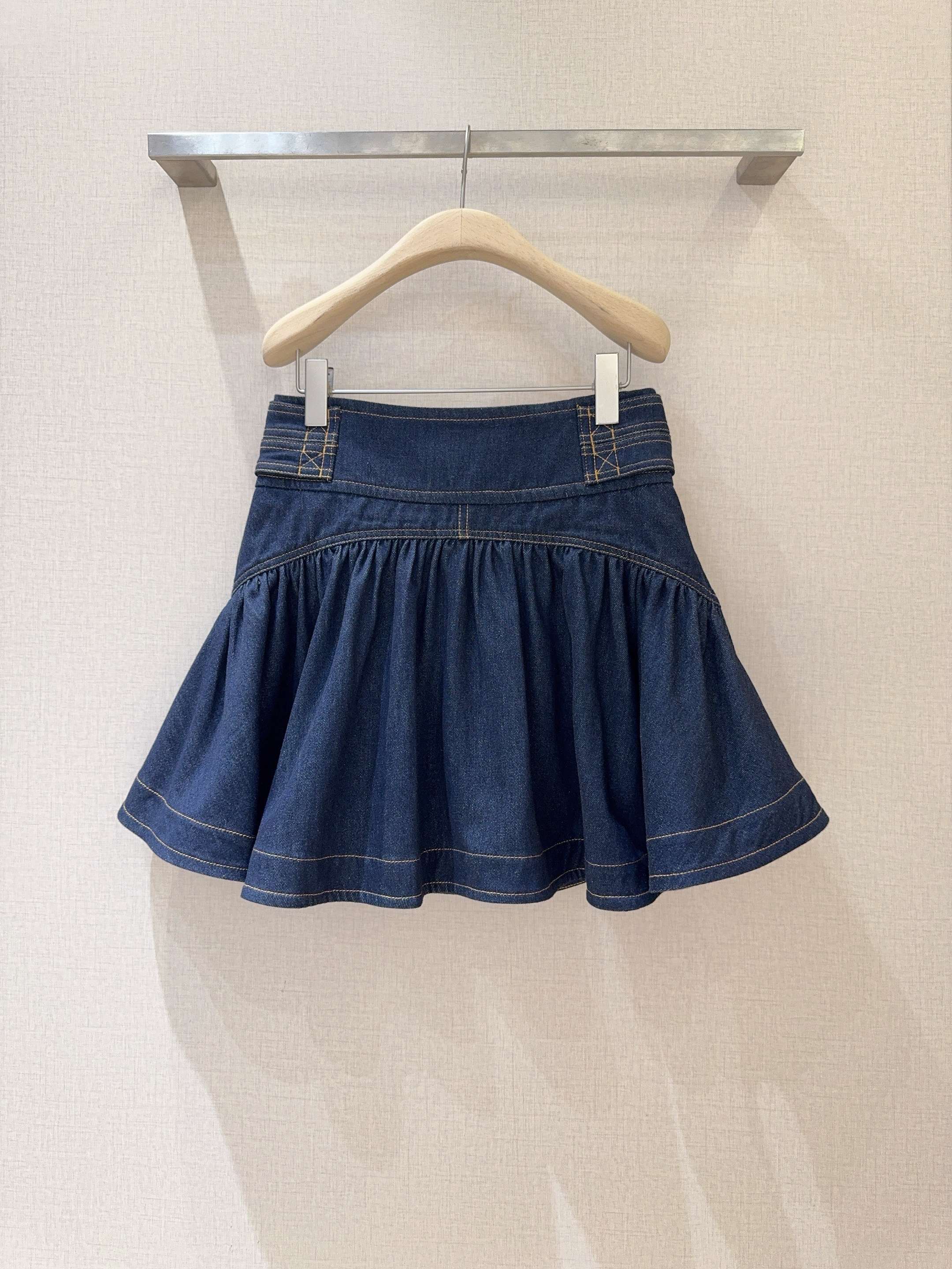 Z*I*M*M 新品推荐🆕❤️……采用深蓝色水洗牛仔面料，高腰版型+双排金属扣装饰，兼具复古感与设计感；