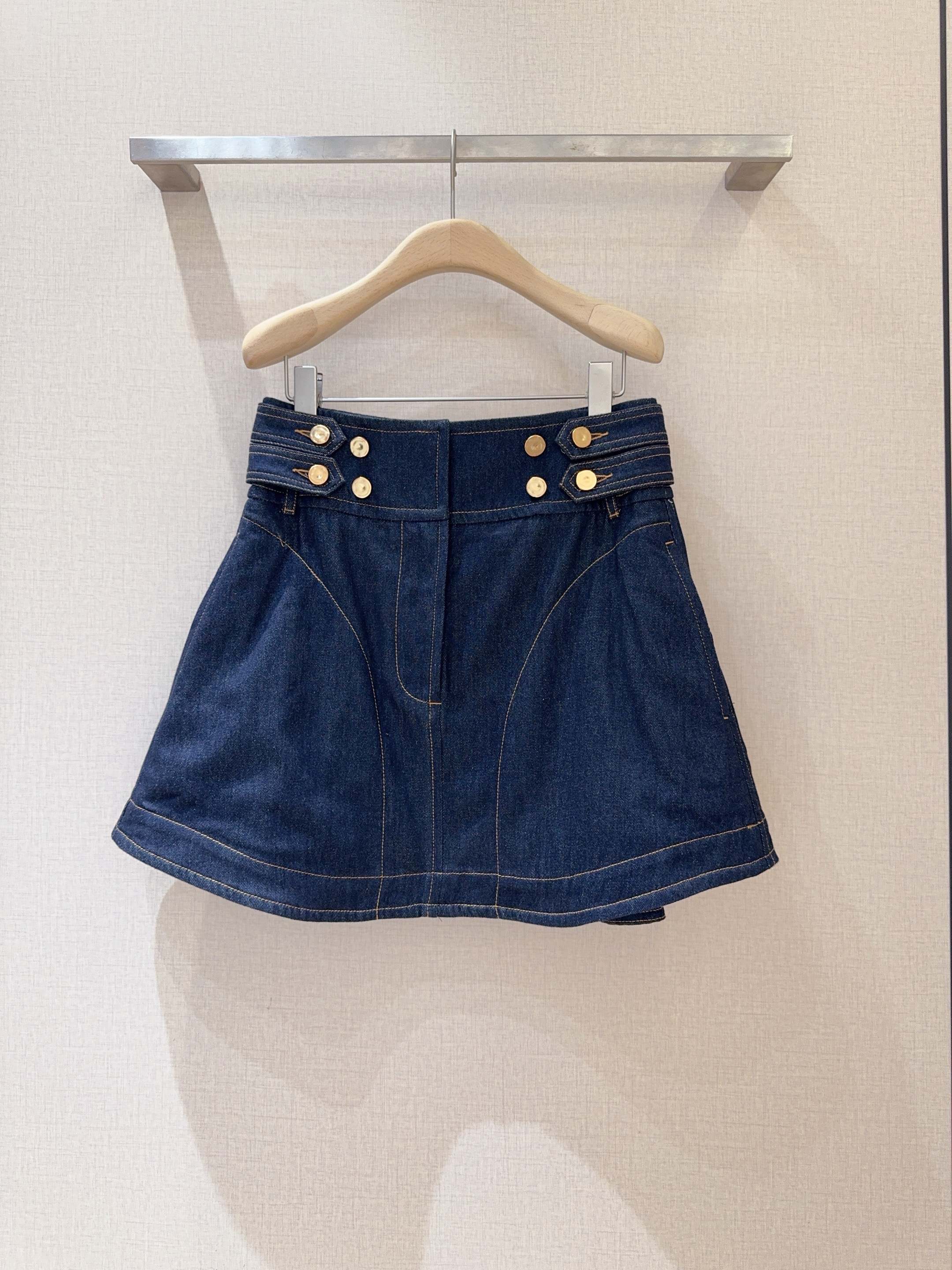 Z*I*M*M 新品推荐🆕❤️……采用深蓝色水洗牛仔面料，高腰版型+双排金属扣装饰，兼具复古感与设计感；