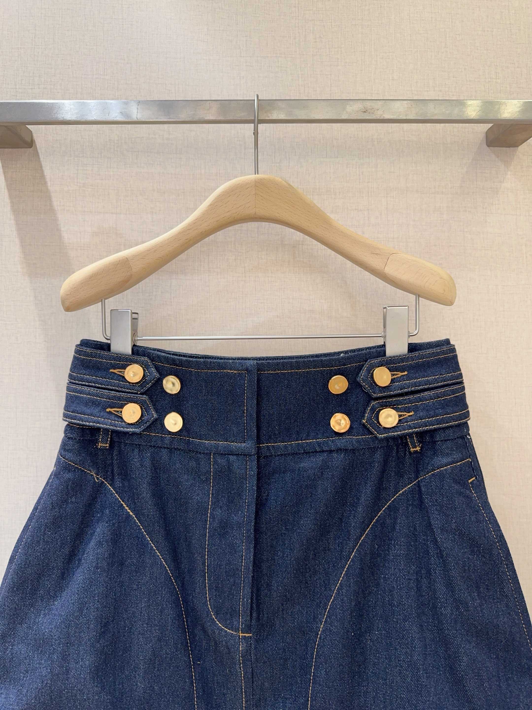 Z*I*M*M 新品推荐🆕❤️……采用深蓝色水洗牛仔面料，高腰版型+双排金属扣装饰，兼具复古感与设计感；