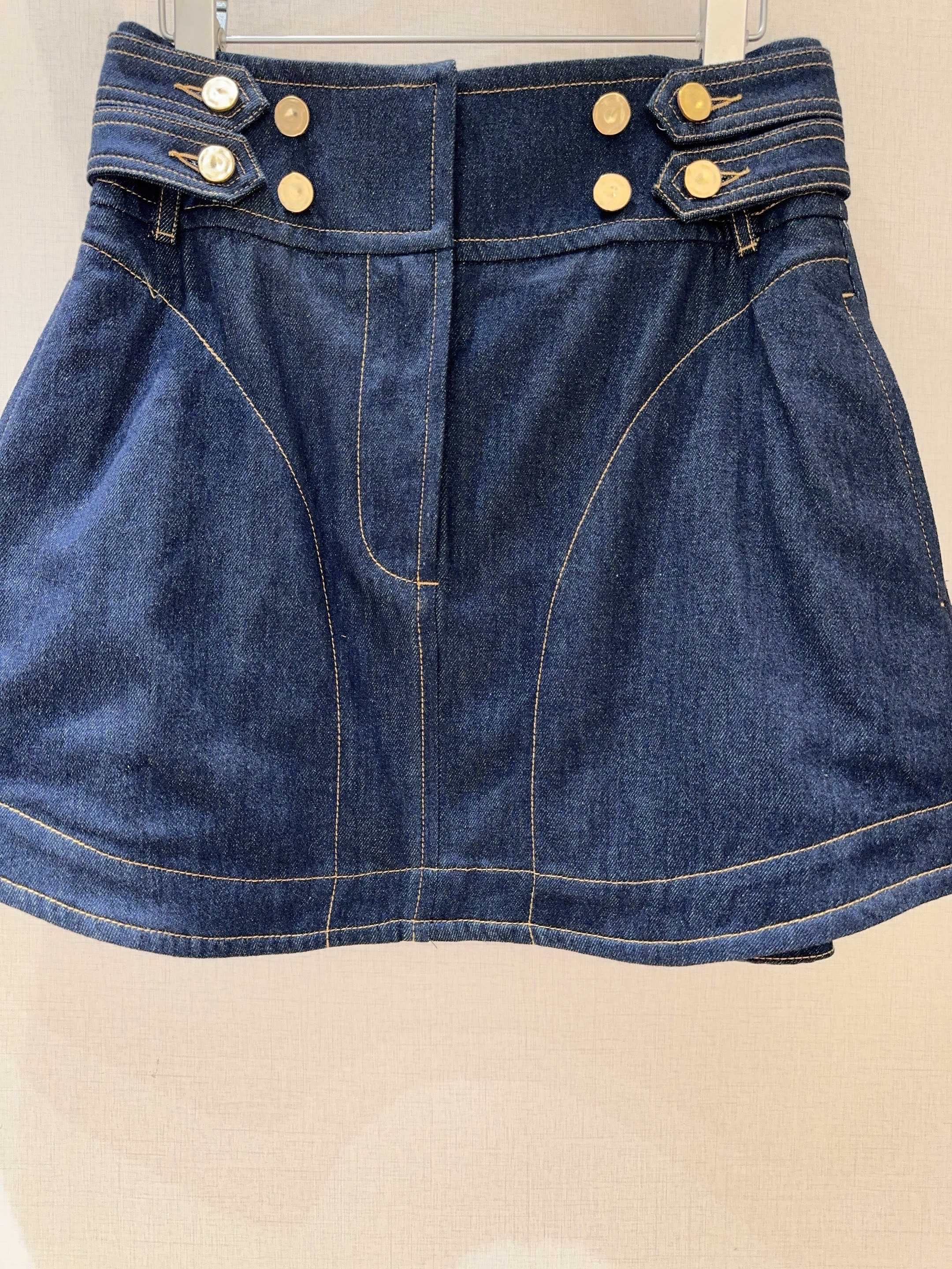 Z*I*M*M 新品推荐🆕❤️……采用深蓝色水洗牛仔面料，高腰版型+双排金属扣装饰，兼具复古感与设计感；