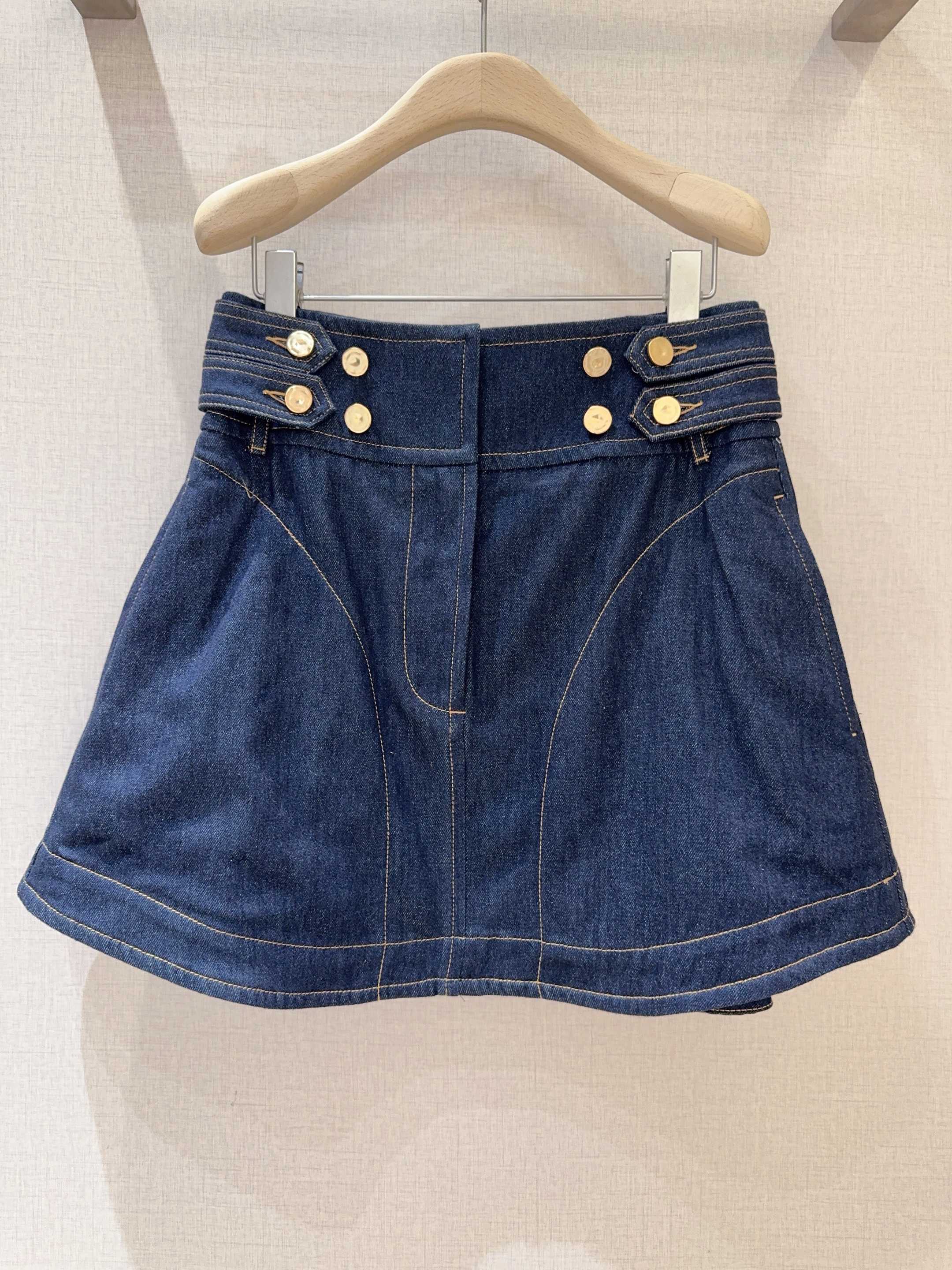 Z*I*M*M 新品推荐🆕❤️……采用深蓝色水洗牛仔面料，高腰版型+双排金属扣装饰，兼具复古感与设计感；