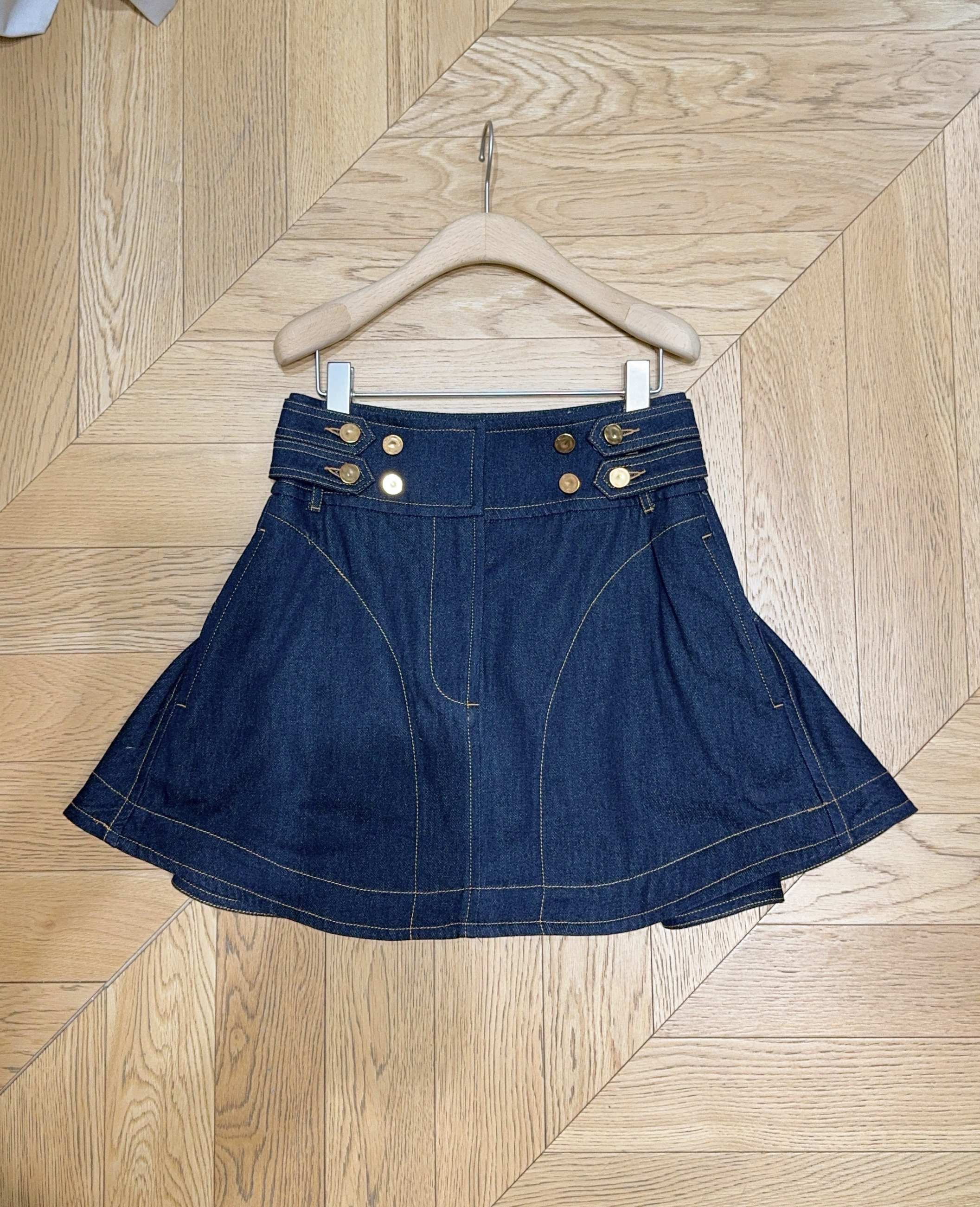 Z*I*M*M 新品推荐🆕❤️……采用深蓝色水洗牛仔面料，高腰版型+双排金属扣装饰，兼具复古感与设计感；