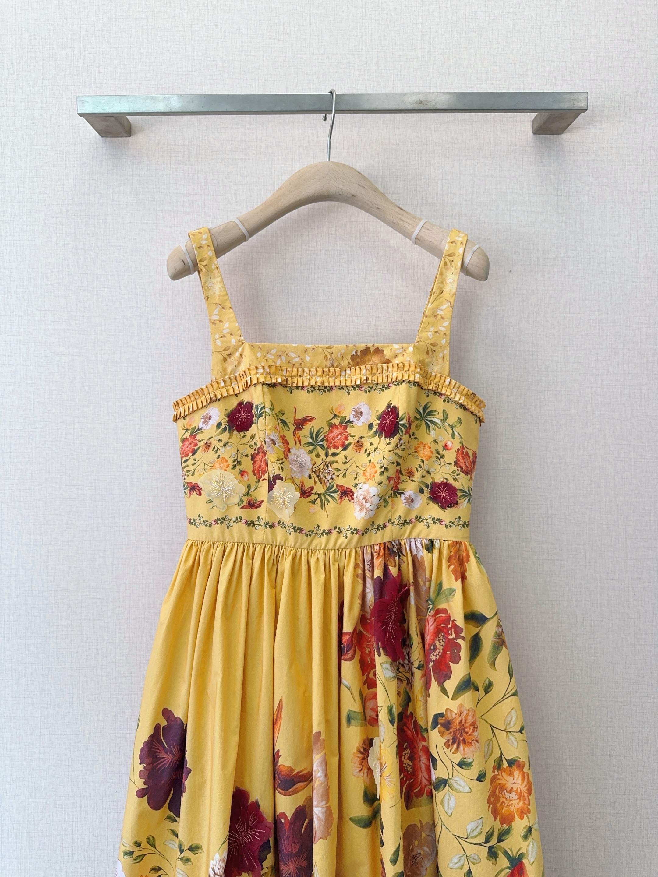 AGUA BY AGUA BENDI*T*A新款🆕💗 复古吊带连衣裙👗👗，方领宽肩带设计，修饰肩颈线条胸