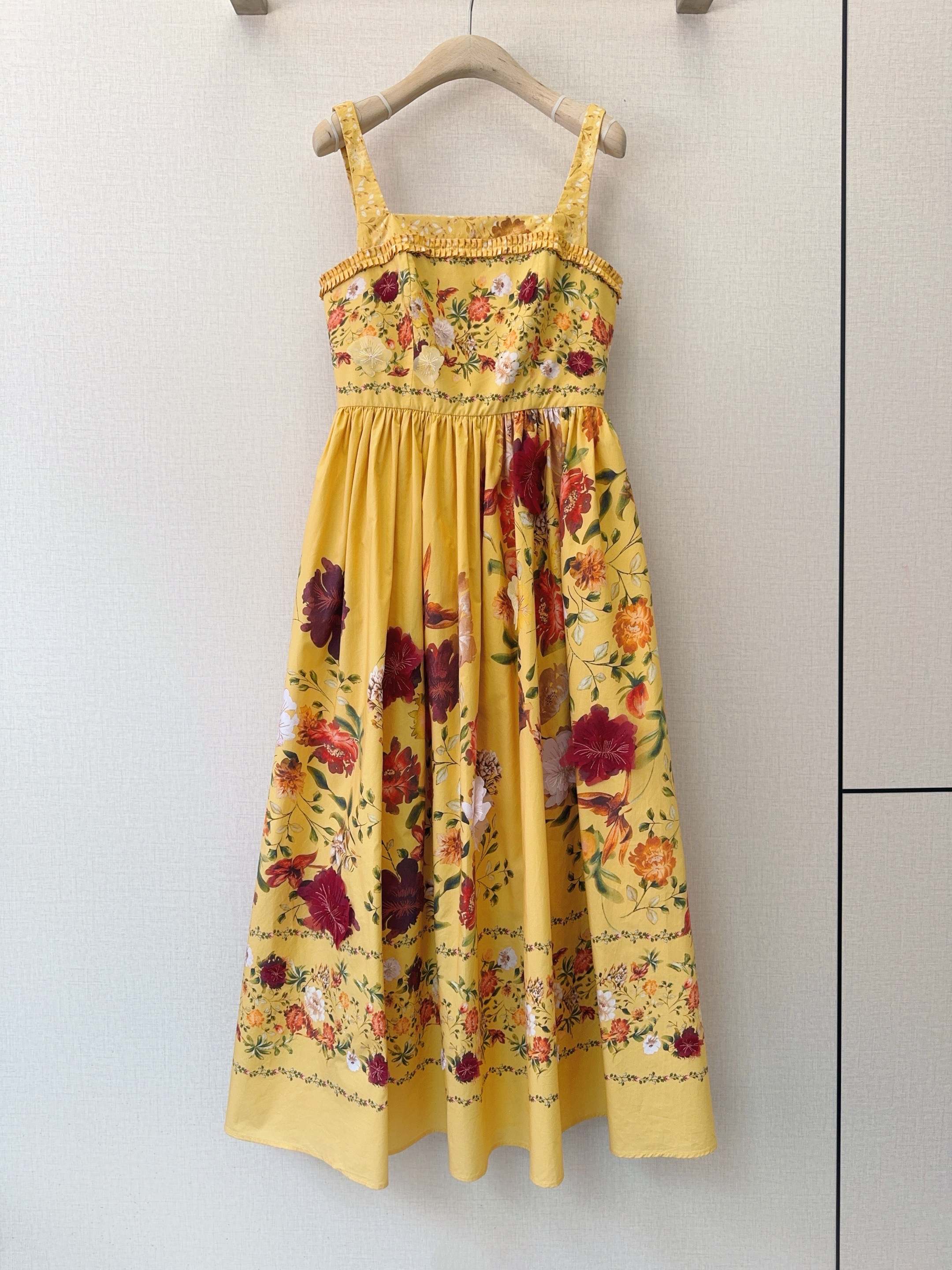 AGUA BY AGUA BENDI*T*A新款🆕💗 复古吊带连衣裙👗👗，方领宽肩带设计，修饰肩颈线条胸