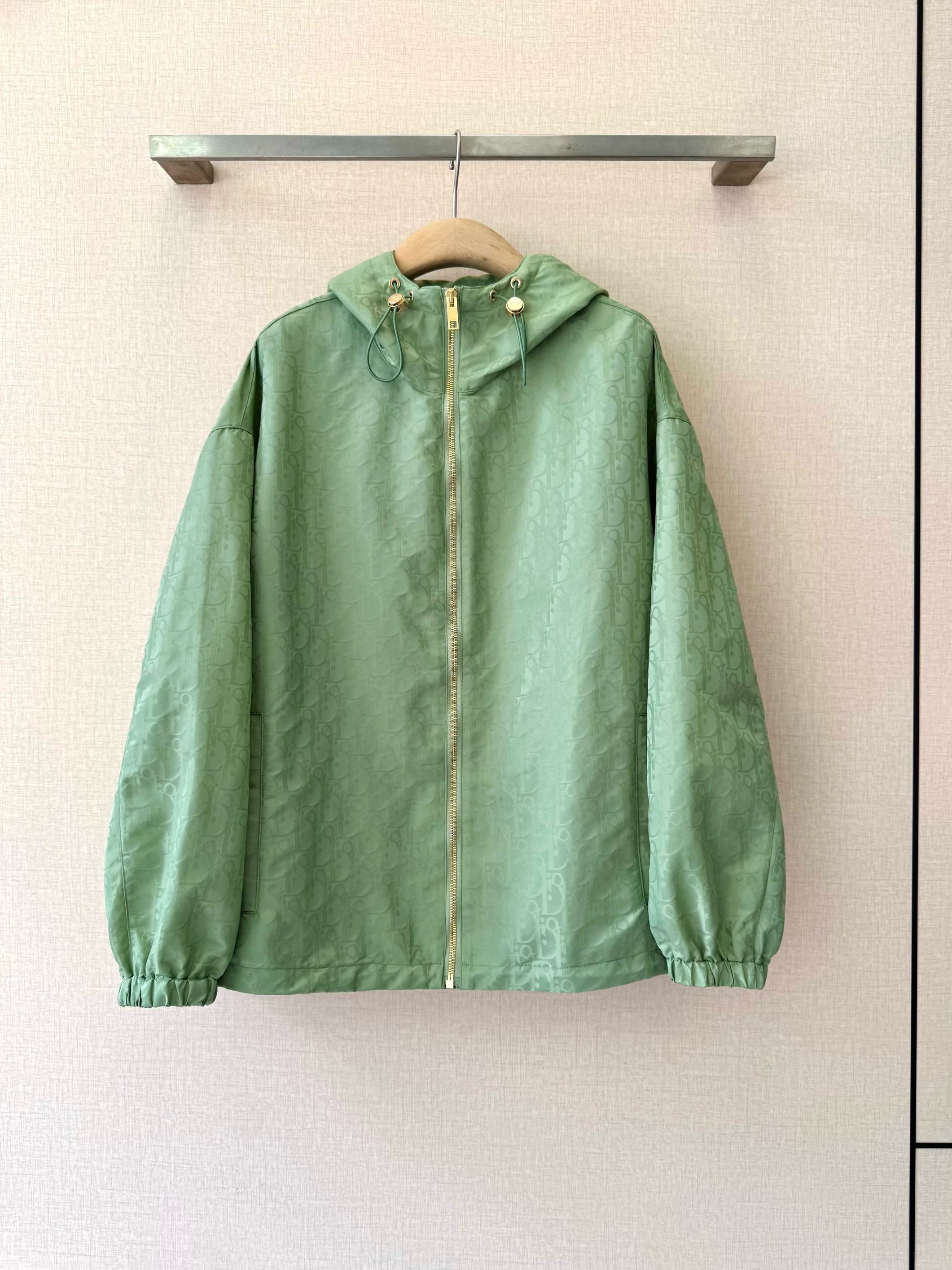 NO:776159,Recommendations for the new products of D's early spring series full-print hooded jacket... High-quality windproof fabric, lightweight and practical, hooded zipper design, hood rope decorated with metal beads, loose fit, comfortable and fashionable. Size: SMLXL, K260101,, Dior-clothing, dior, dior, jackets & coats, hats,19860909D家早春系列满印连帽夹克新品推荐…… 高品质防风面料,轻便实用,连帽拉链开合设计,帽绳配有金属圆珠装饰,宽松版型,舒适又时髦. 码数:SMLXL,K260101,,迪奥-服装,dior,dior,jackets & coats,hats,,Women's clothing