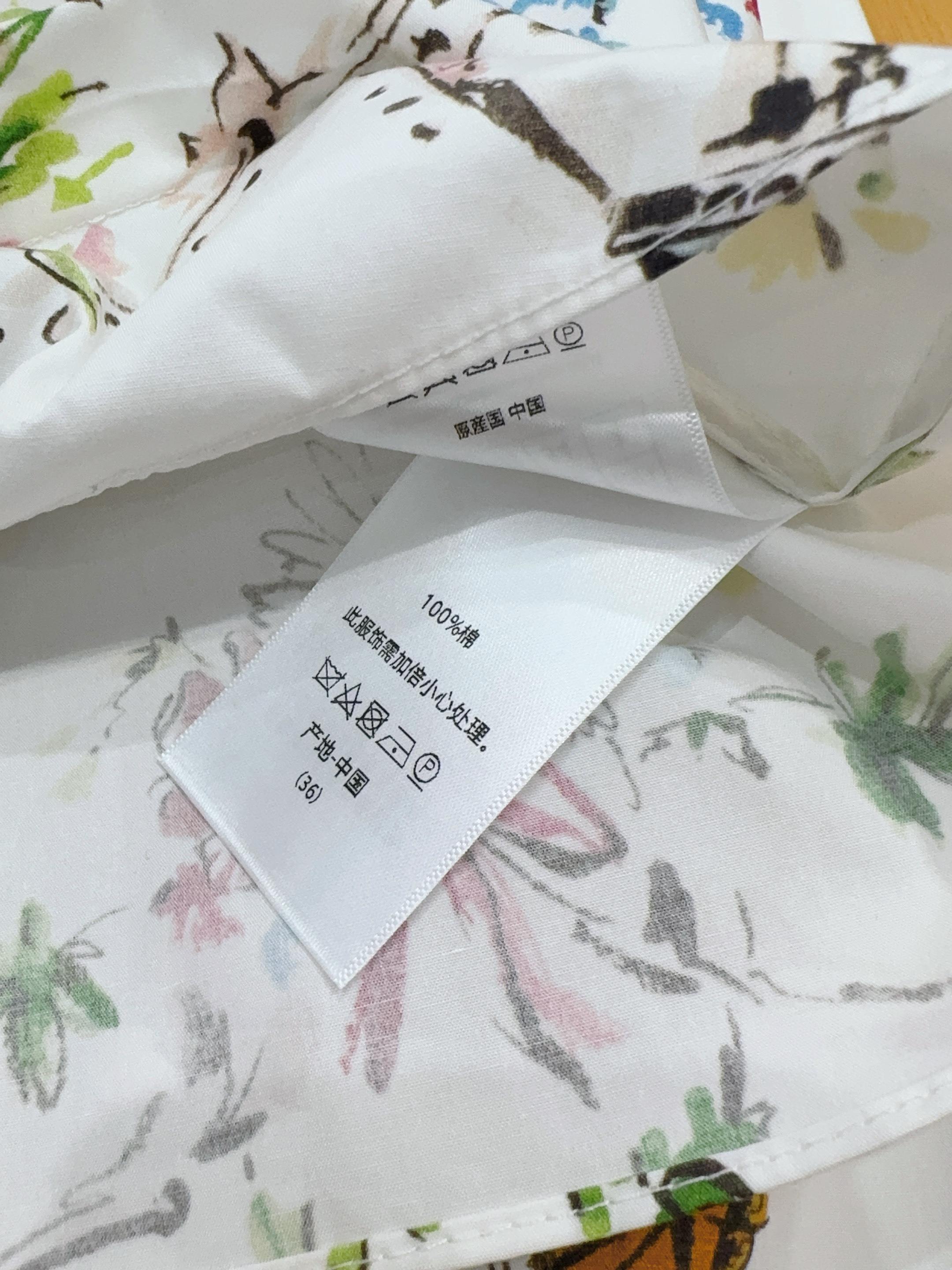 D家短款印花衬衣🆕～～～阿拉伯藤蔓花园图案，采用高支棉府绸， 标准翻领长袖正装衬衫，袖口白色撞色翻边，下