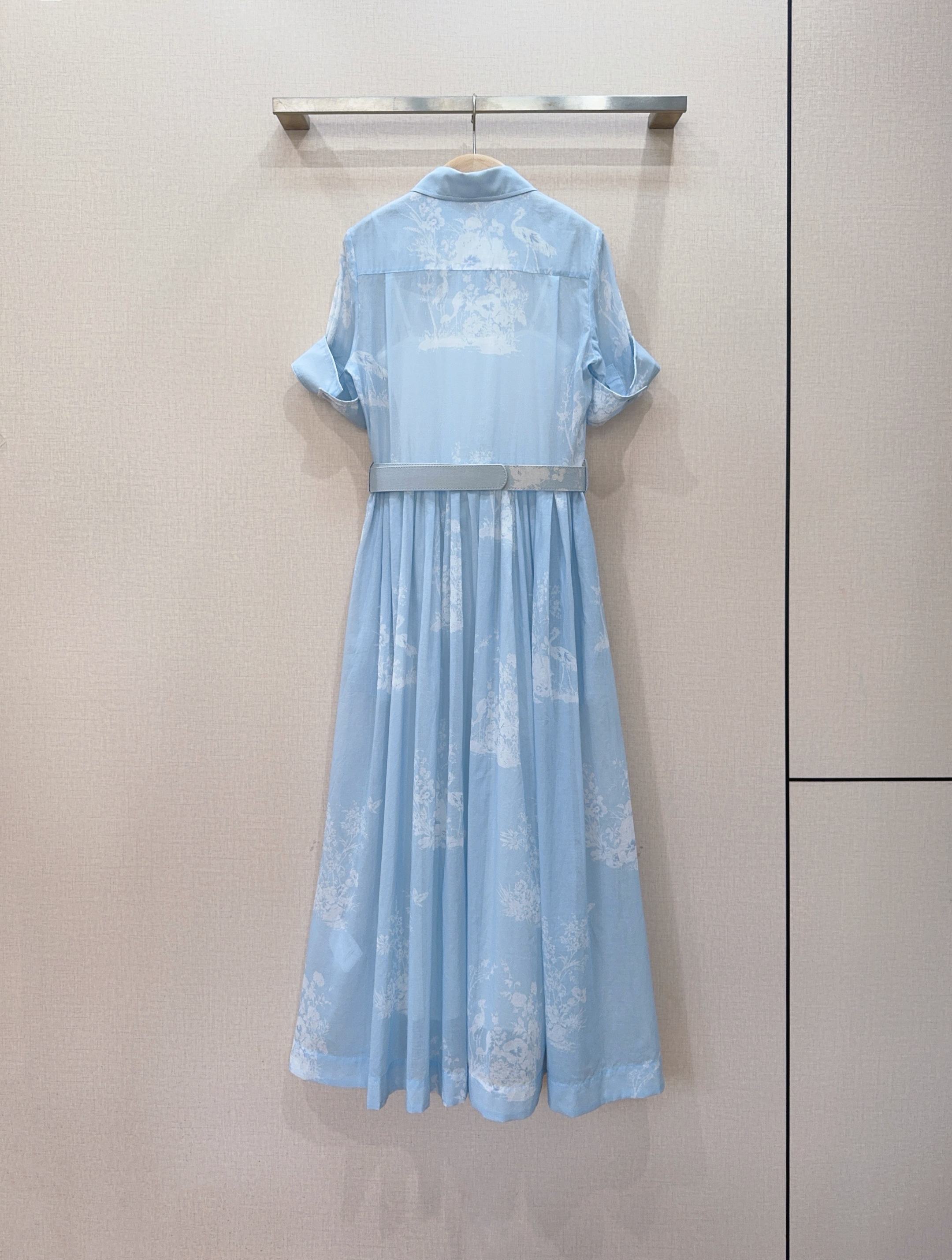 D家冰川蓝丛林印花衬衫连衣裙👗……经典翻领衬衫裙版型，全开襟单排纽扣；短袖做翻折卷边设计，利落清爽；高收
