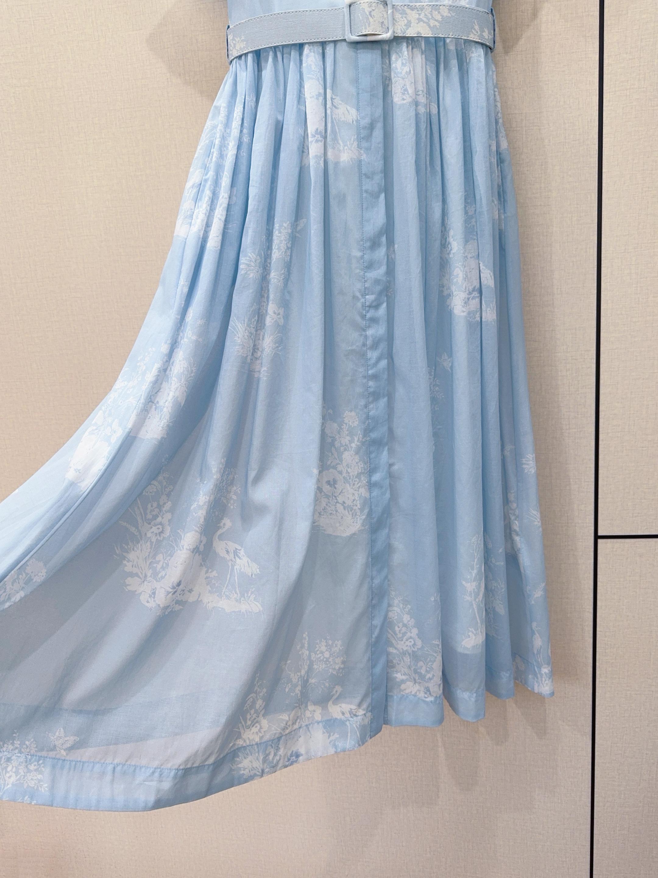 D家冰川蓝丛林印花衬衫连衣裙👗……经典翻领衬衫裙版型，全开襟单排纽扣；短袖做翻折卷边设计，利落清爽；高收