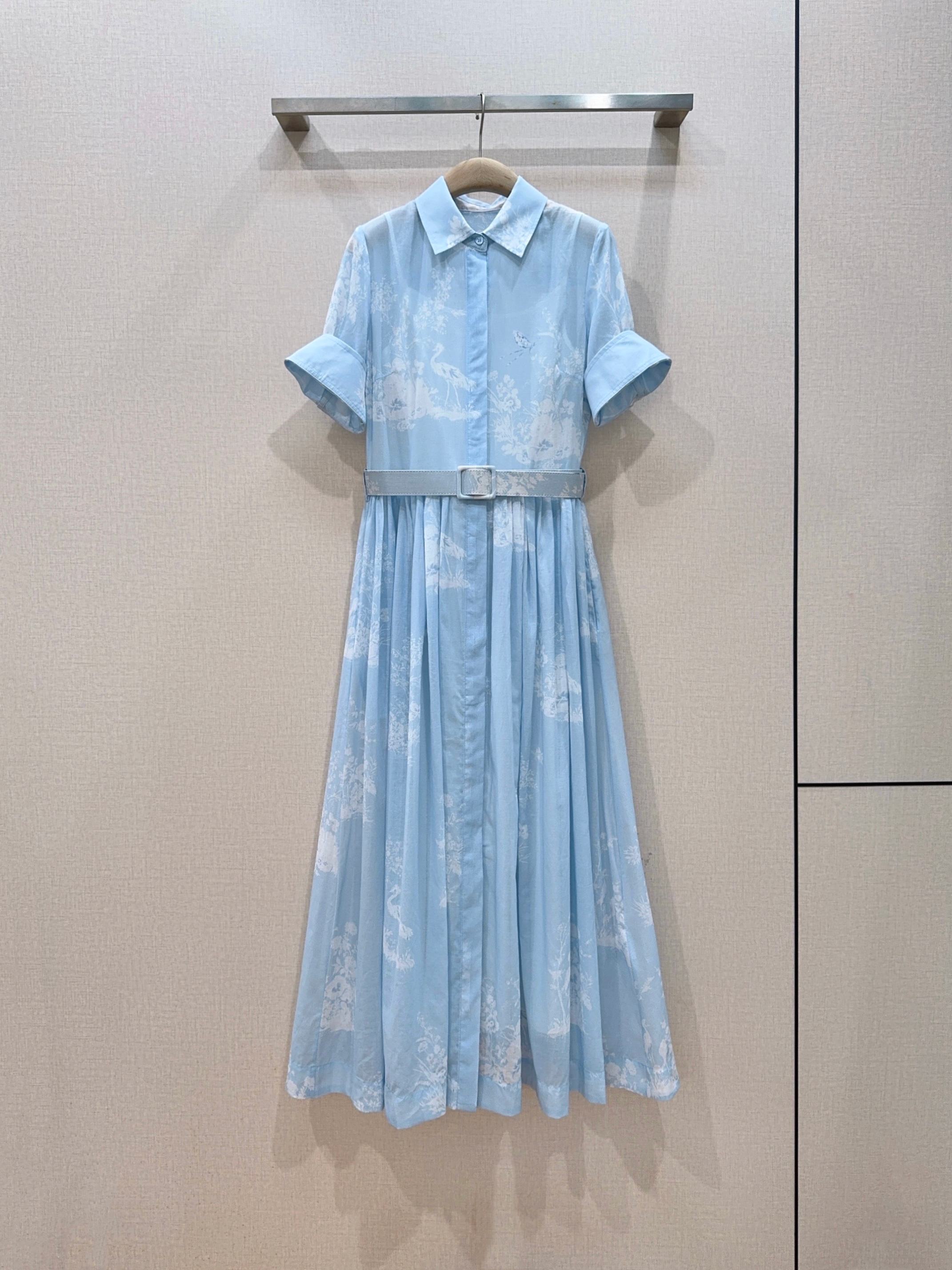 NO:900192,D Glacier Blue Jungle Print Shirt Dress... Classic lapel shirt dress style, full placket and single row of buttons; short sleeves with folded hems, neat and refreshing; high waist with same color square buckle belt, fresh and elegant, elegant and flexible skirt. Easily create a French lazy atmosphere!  Size SMLXL,K260610,,Dior-clothing,dior,dior,skirts,shirts,T-shirt,19860909D家冰川蓝丛林印花衬衫连衣裙…… 经典翻领衬衫裙版型,全开襟单排纽扣；短袖做翻折卷边设计,利落清爽；高收腰搭配同色系方形扣腰带,清新优雅,裙摆飘逸灵动.轻松打造法式慵懒氛围感！ 码数SMLXL,K260610,,迪奥-服装,dior,dior,skirts,shirts,T-shirt,,Women's clothing
