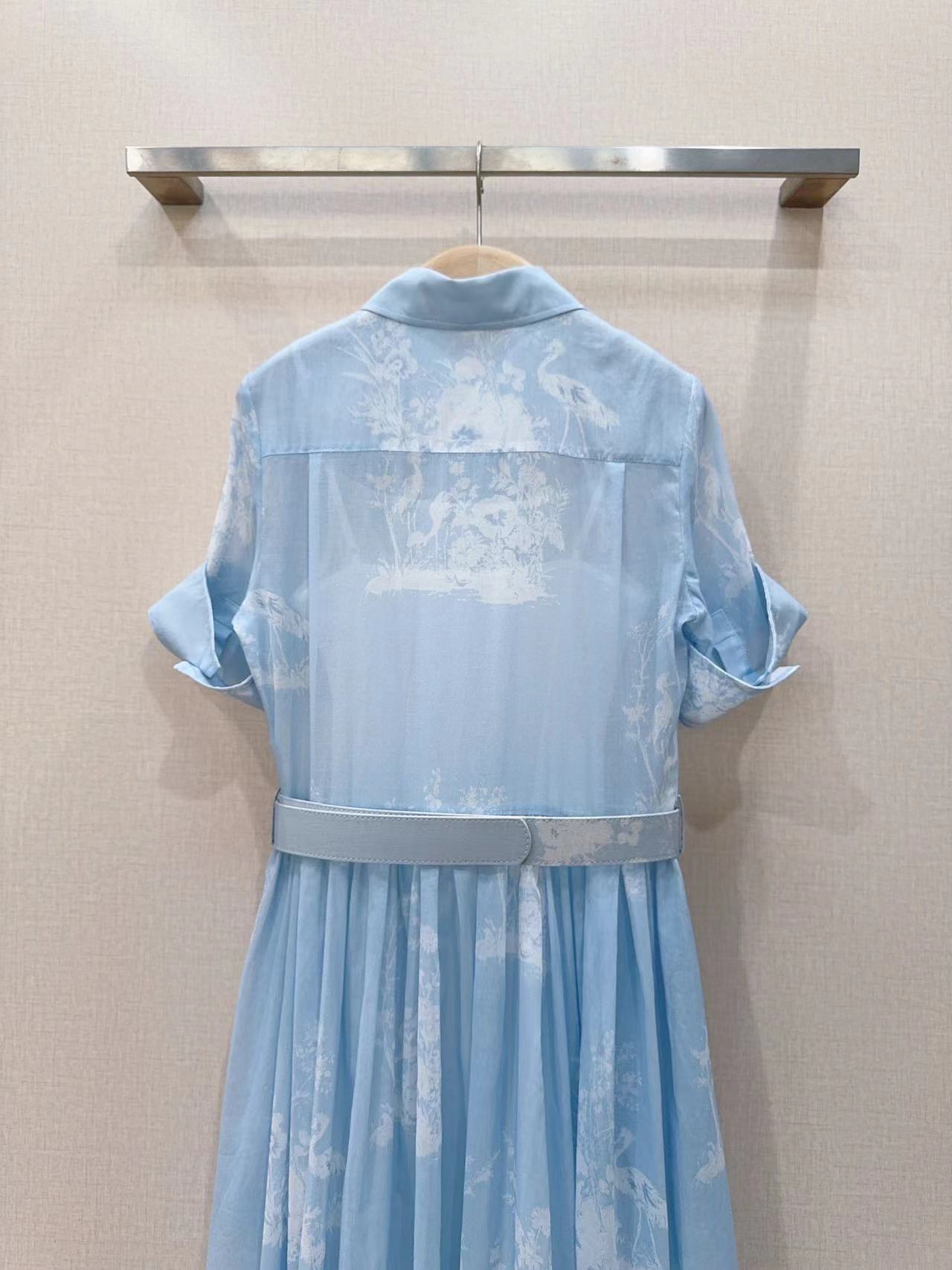 D家冰川蓝丛林印花衬衫连衣裙👗……经典翻领衬衫裙版型，全开襟单排纽扣；短袖做翻折卷边设计，利落清爽；高收
