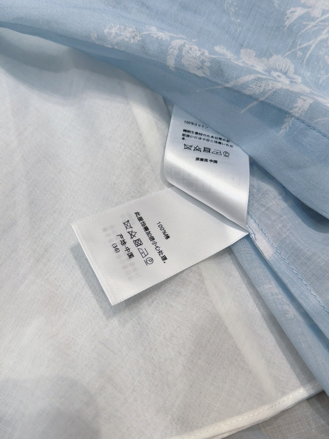 D家冰川蓝丛林印花衬衫连衣裙👗……经典翻领衬衫裙版型，全开襟单排纽扣；短袖做翻折卷边设计，利落清爽；高收