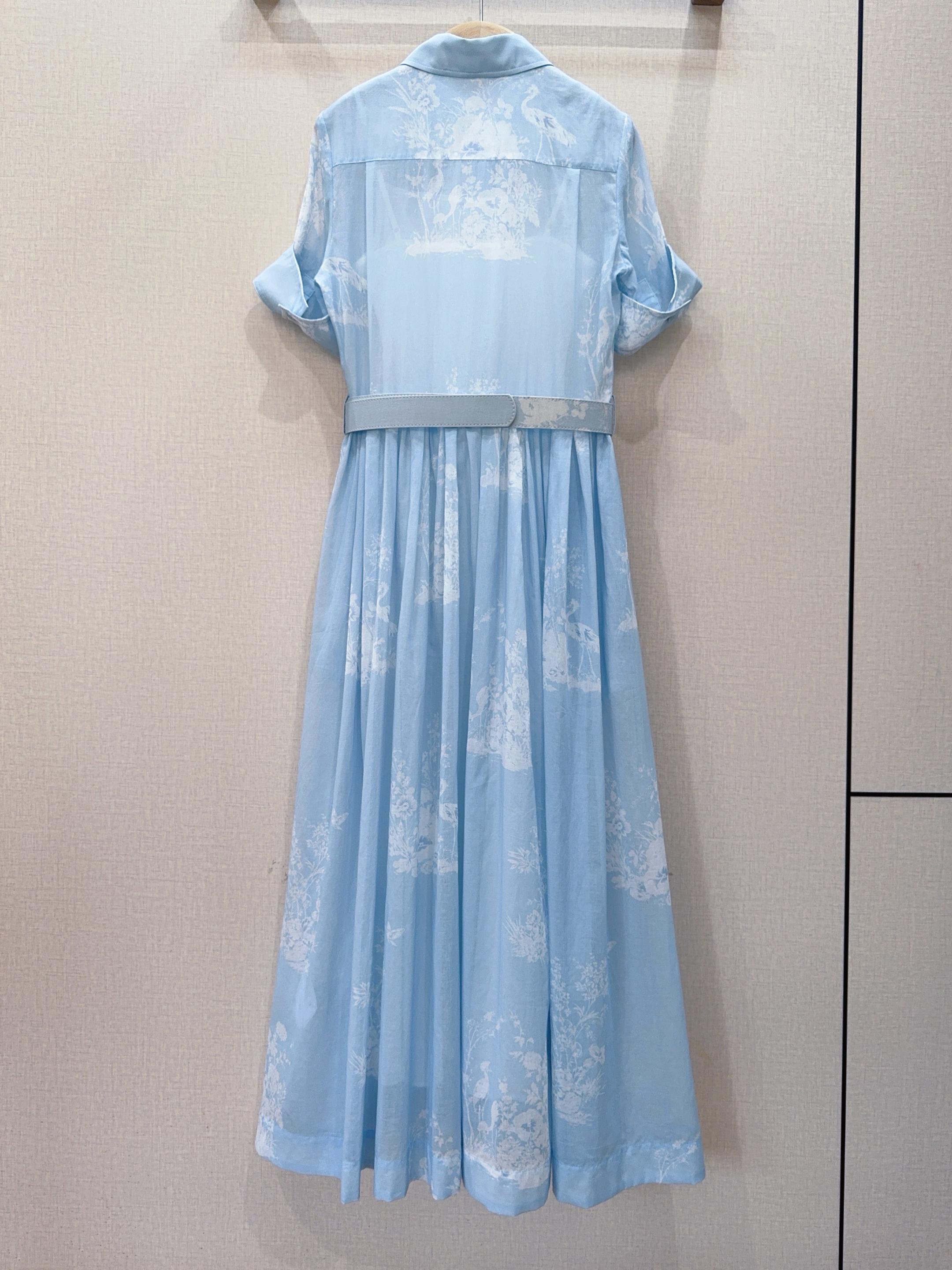 D家冰川蓝丛林印花衬衫连衣裙👗……经典翻领衬衫裙版型，全开襟单排纽扣；短袖做翻折卷边设计，利落清爽；高收