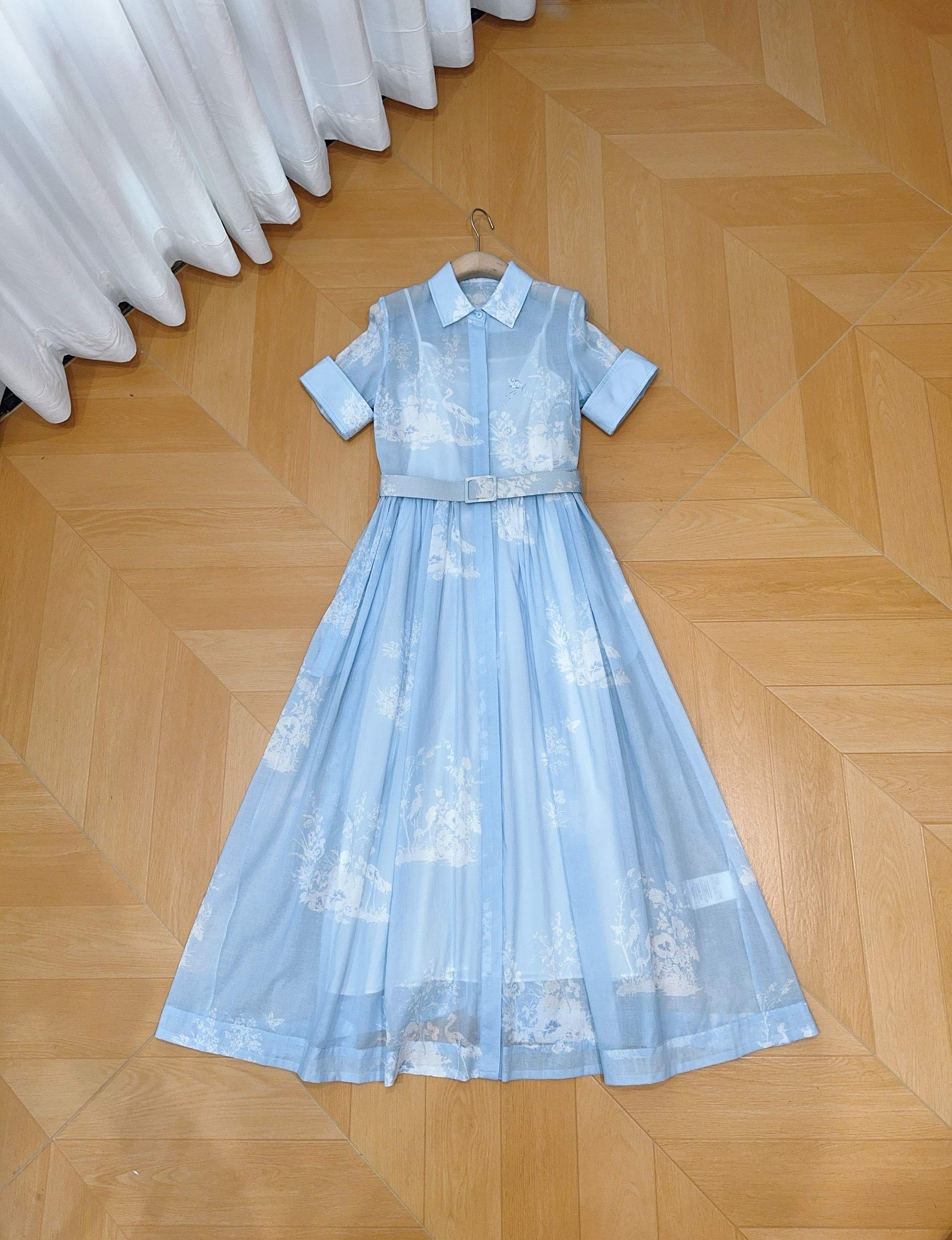D家冰川蓝丛林印花衬衫连衣裙👗……经典翻领衬衫裙版型，全开襟单排纽扣；短袖做翻折卷边设计，利落清爽；高收