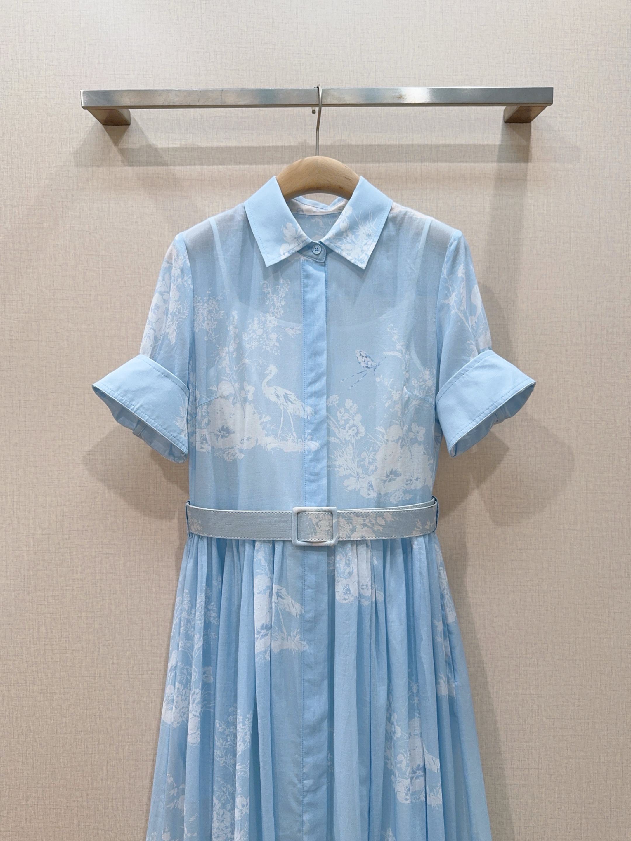 D家冰川蓝丛林印花衬衫连衣裙👗……经典翻领衬衫裙版型，全开襟单排纽扣；短袖做翻折卷边设计，利落清爽；高收