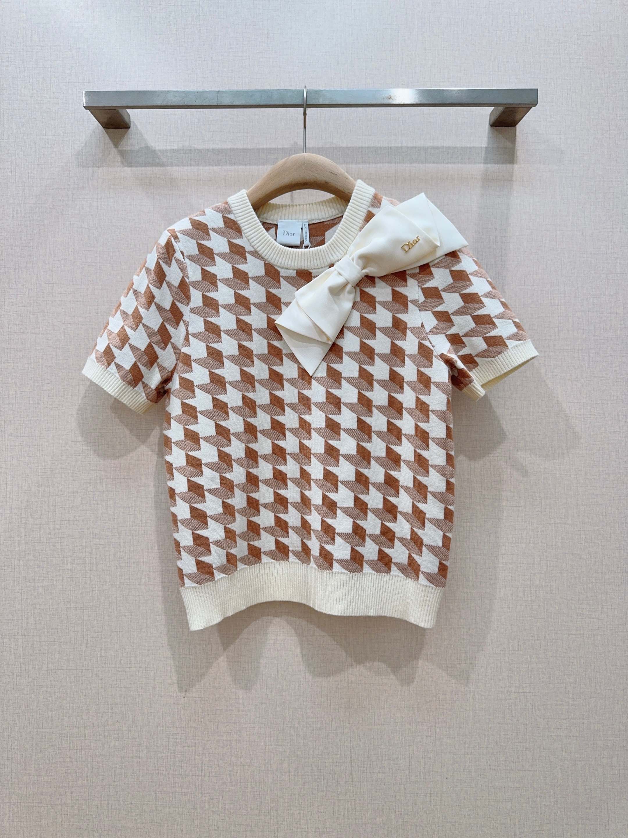 NO:900235,Recommended new product of D family's houndstooth knitted short-sleeved top [Love][Love]... It is interwoven with brown and off-white, visually retro and elegant. The neckline is equipped with a large bow of the same color, and the brand logo is embroidered on the bow, adding a sense of sweetness and sophistication. Paired with white straight jeans and white shoes, it is refreshing and age-reducing, and can be used for daily travel [OK] Size SML, DF1146,, Dior-clothing, dior, dior, jeans, T-shirt,19860909D家千鸟格纹针织短袖上衣新品推荐[爱心][爱心]…… 采用棕色与米白色交织,视觉上复古且优雅.领口处配有一个同色系的大蝴蝶结,蝴蝶结上绣有品牌Logo,增加了甜美与精致感.搭配白色直筒牛仔裤、小白鞋,清爽减龄,日常出行都[OK] 码数SML,DF1146,,迪奥-服装,dior,dior,jeans,T-shirt,,Women's clothing