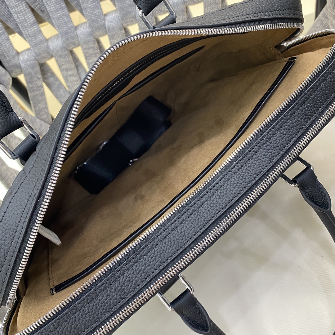 醉新爆款男士公文包，高端品质面料采用进口层头皮  皮纹清晰皮光泽度极佳，皮质手感柔软舒适👍🏻完美诠释了皮
