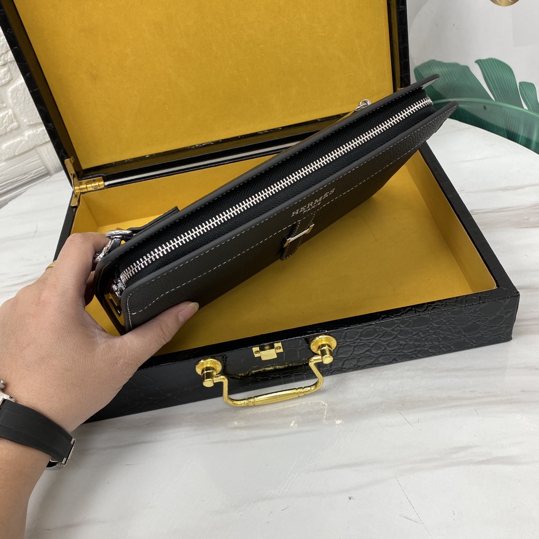 指纹锁断货王⚠️专柜官网同步新款🏅休闲💫必备手包 出货⚡️顶级进口牛皮✨手感一流👍全新升级五金🌟配可拆卸