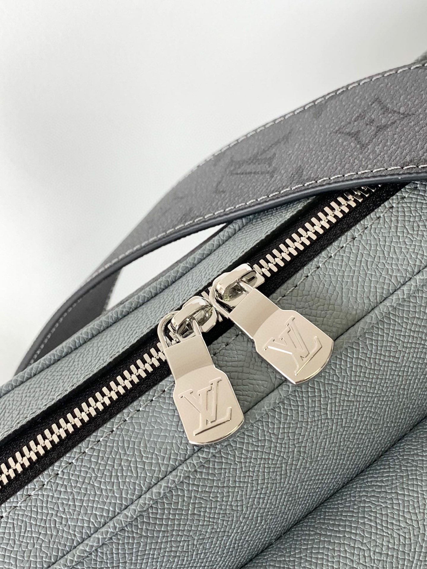 【顶级原单 独家实拍】M30830银色 本款 Outdoor 邮差包以经典 Monogram 帆布和 T