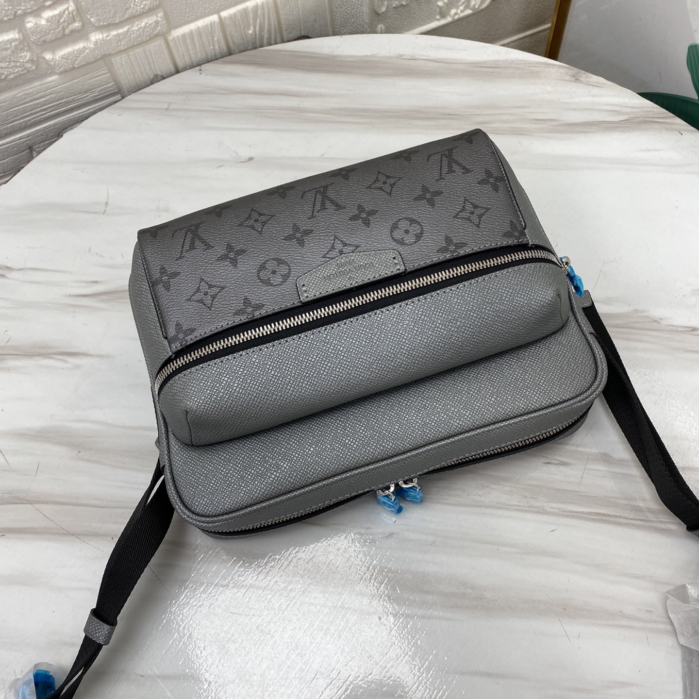 【顶级原单 独家实拍】M30830银色 本款 Outdoor 邮差包以经典 Monogram 帆布和 T