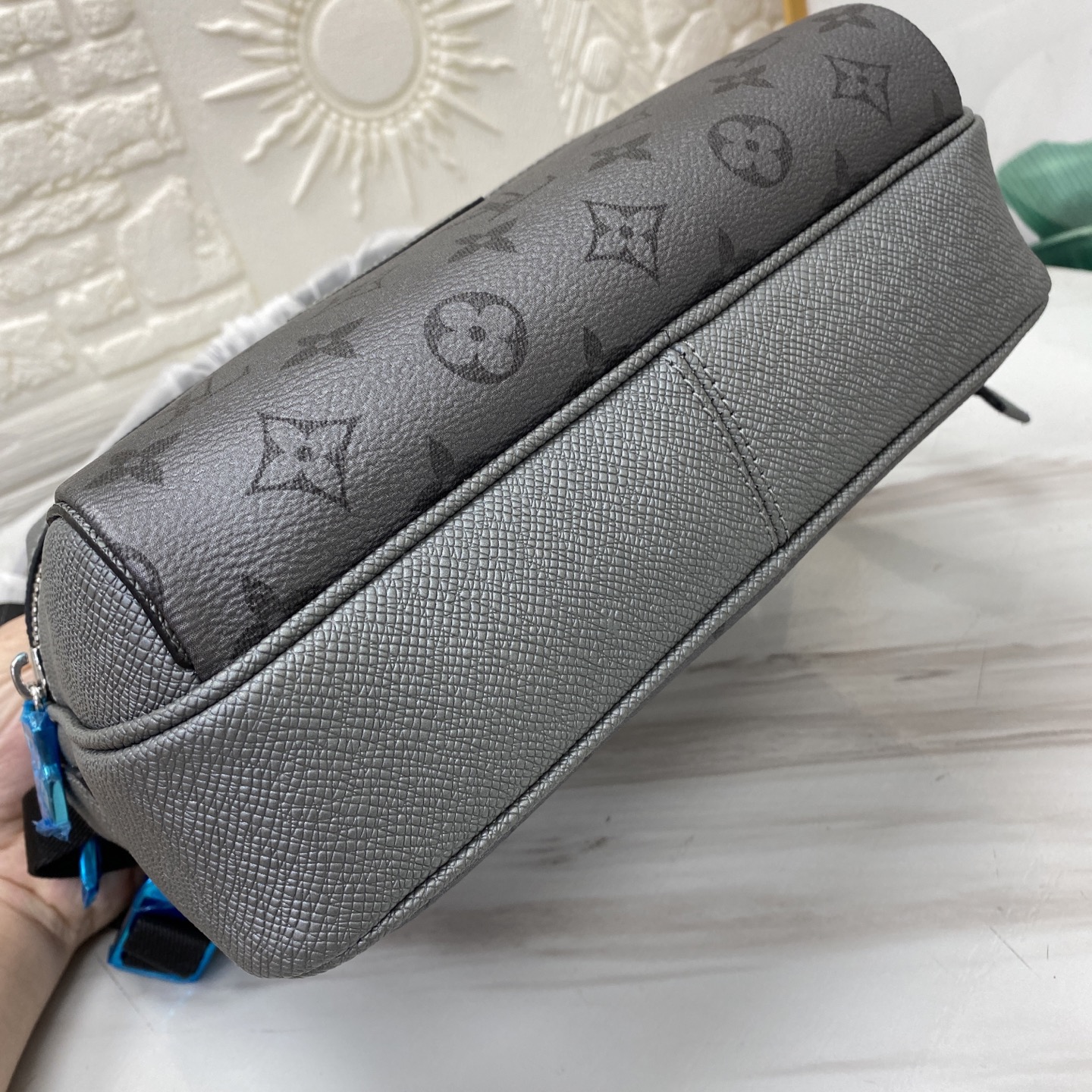 【顶级原单 独家实拍】M30830银色 本款 Outdoor 邮差包以经典 Monogram 帆布和 T