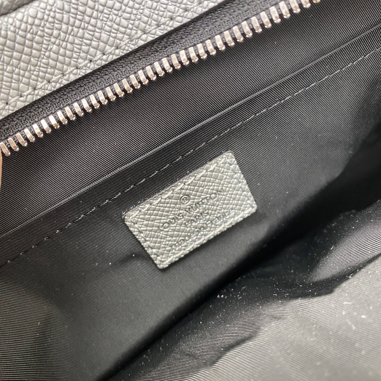 【顶级原单 独家实拍】M30830银色 本款 Outdoor 邮差包以经典 Monogram 帆布和 T