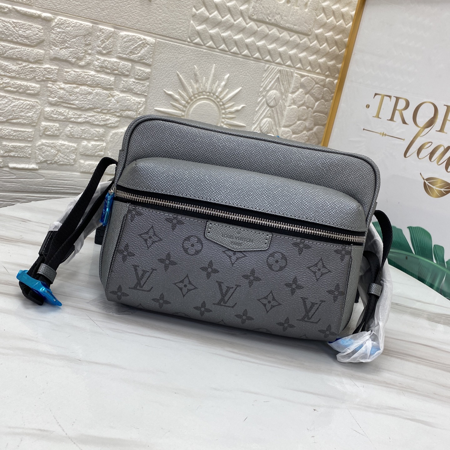 【顶级原单 独家实拍】M30830银色 本款 Outdoor 邮差包以经典 Monogram 帆布和 T