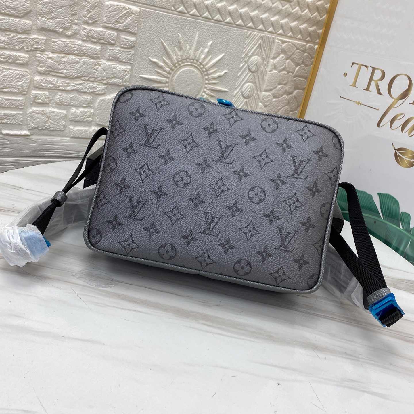 【顶级原单 独家实拍】M30830银色 本款 Outdoor 邮差包以经典 Monogram 帆布和 T