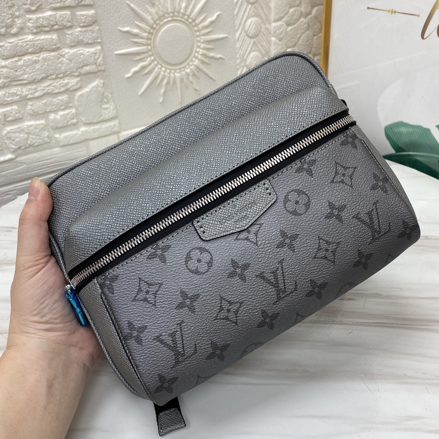 【顶级原单 独家实拍】M30830银色 本款 Outdoor 邮差包以经典 Monogram 帆布和 T